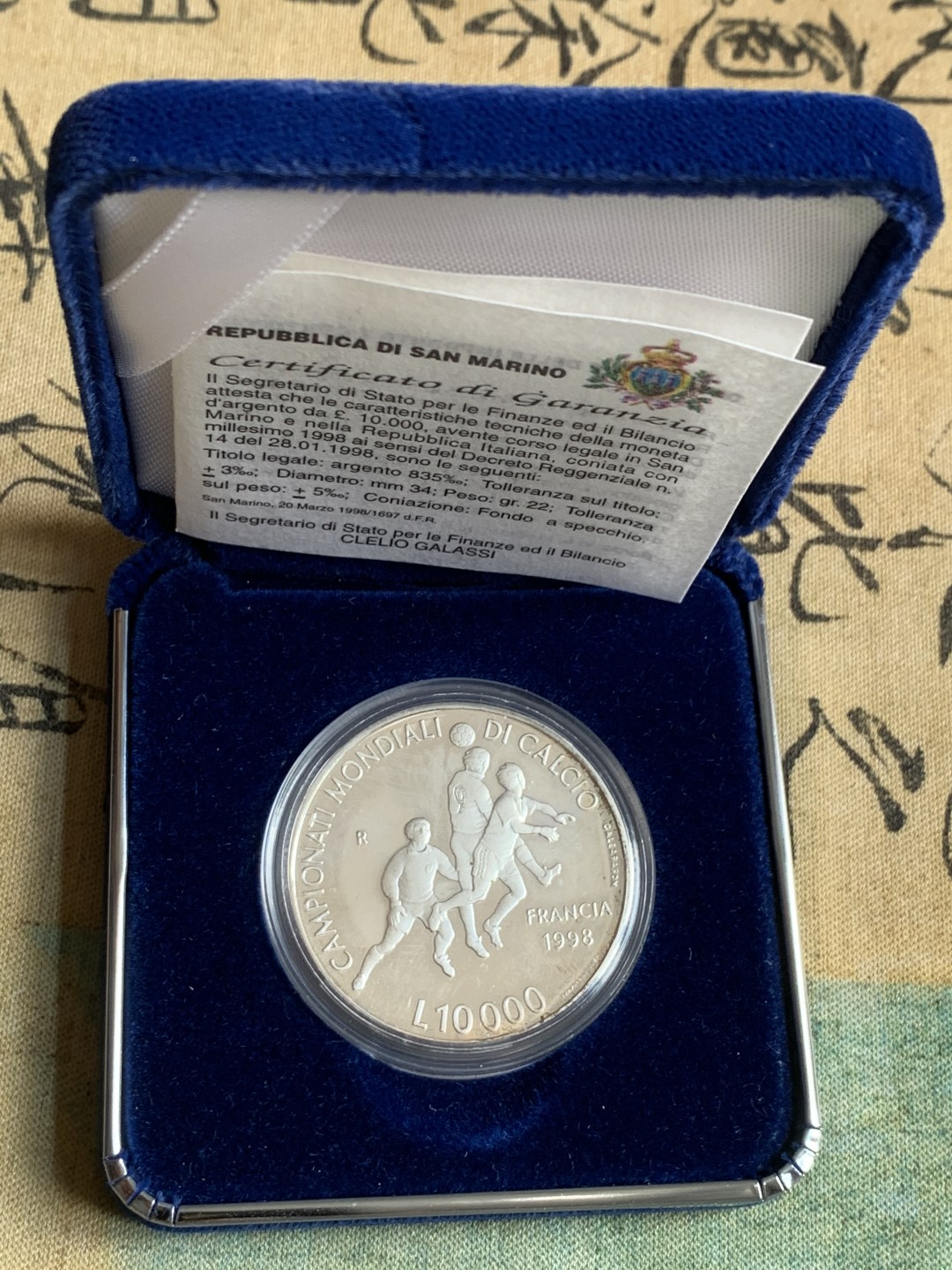 《竞宝斋》第82场-本周日，周一，周四3场拍卖（全场不限金额包邮） 原盒证书 圣马力诺1998年 法国世界杯纪念 10000里拉精制大银币 22克