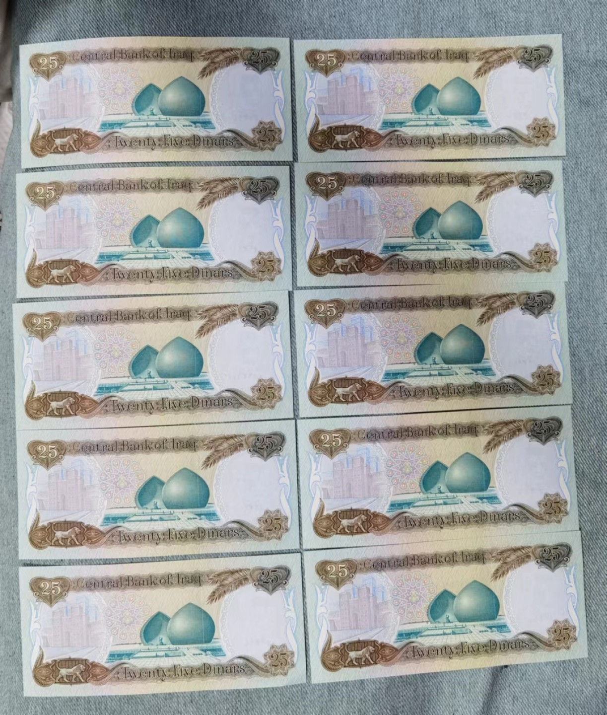 北京马甸外国钱币专卖微拍第八十二期，外国纸币专场，陆续上新，欢迎关注   共2张 伊拉克海湾战争前瑞士版萨达姆纸币10张连号，品相如图全新，这种纸币连号的不多见哦