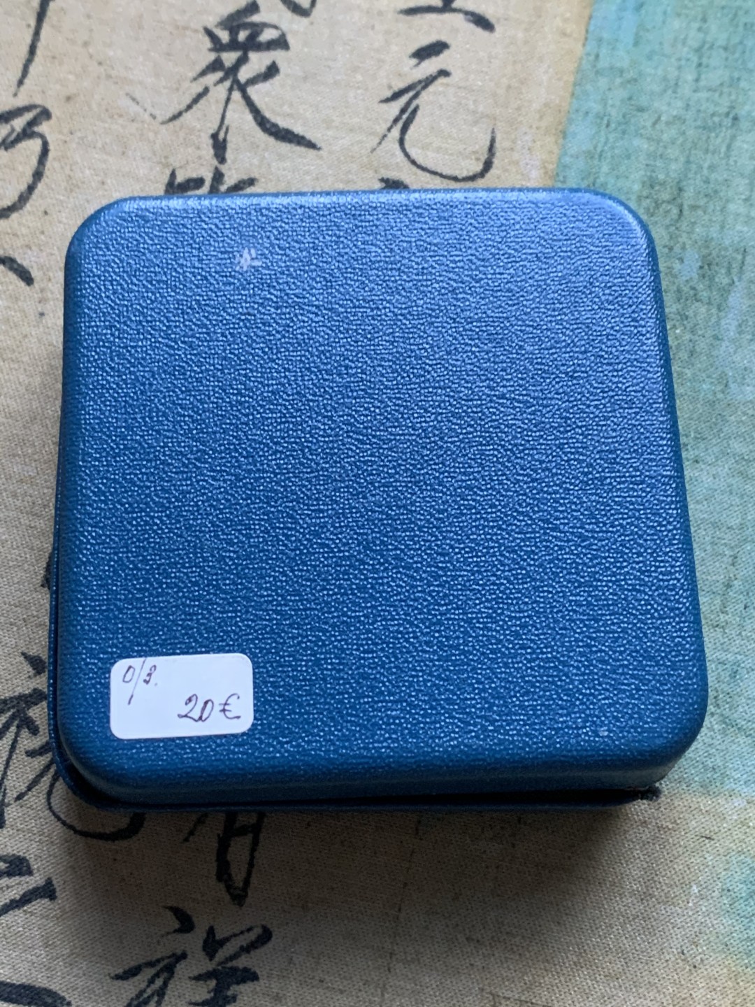 《竞宝斋》第82场-本周日，周一，周四3场拍卖（全场不限金额包邮） 原盒 英国 1977年 女王登基25周年 精制克朗 大银币 盒子有点损伤 如图