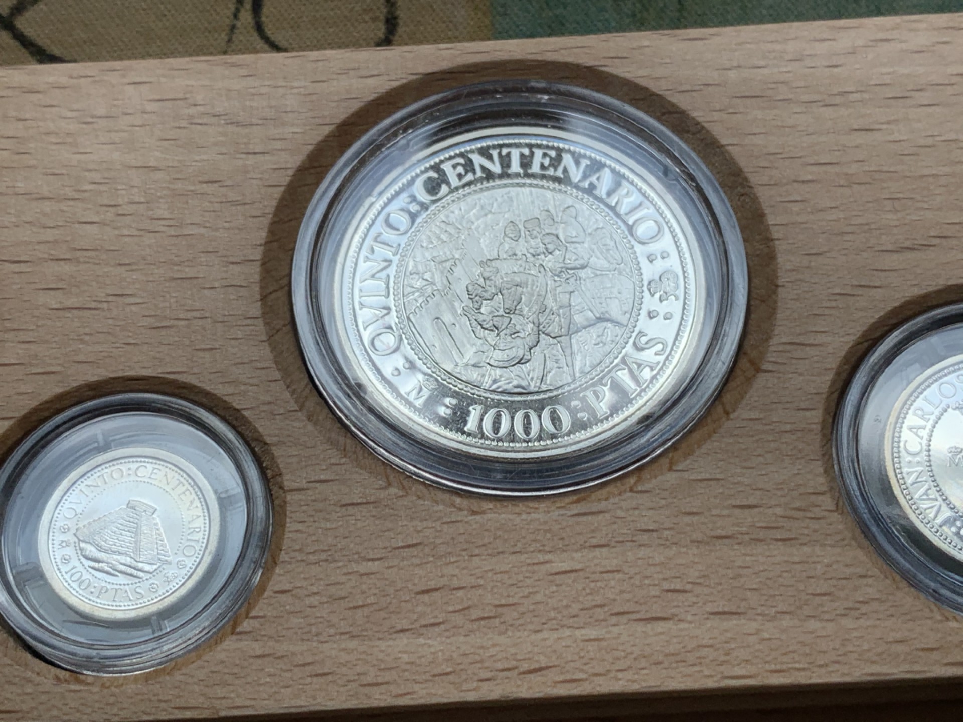 《竞宝斋》第82场-本周日，周一，周四3场拍卖（全场不限金额包邮） 925银 币重49.3克 原盒证书 西班牙1989年 五百周年纪念5枚套 精制银币（木盒上镶银色条的是精制）