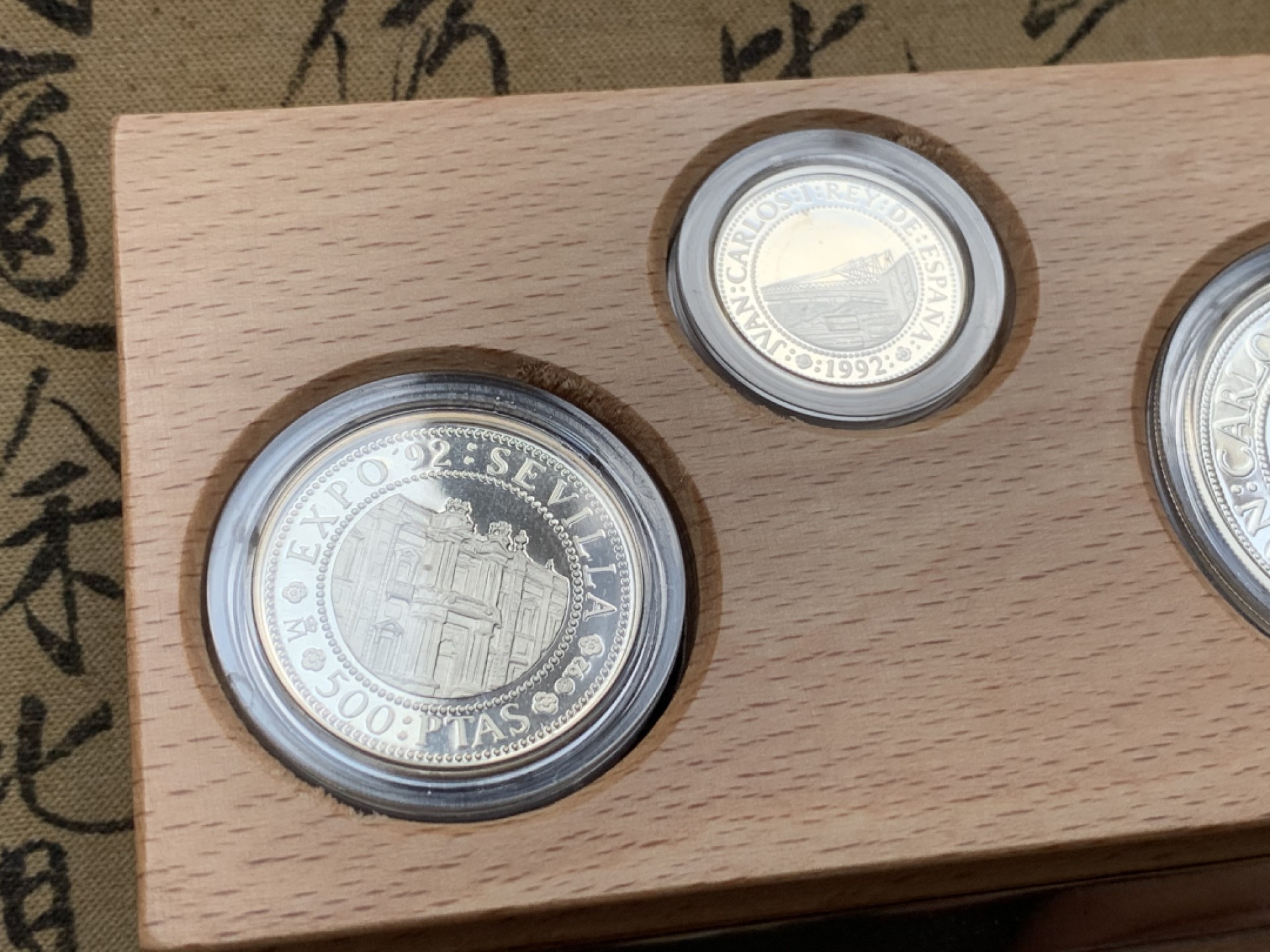 《竞宝斋》第82场-本周日，周一，周四3场拍卖（全场不限金额包邮） 925银 币重49.3克 原盒证书 西班牙1992年 五百周年纪念5枚套 精制银币总共四个年份 92年是最最稀少的年份
