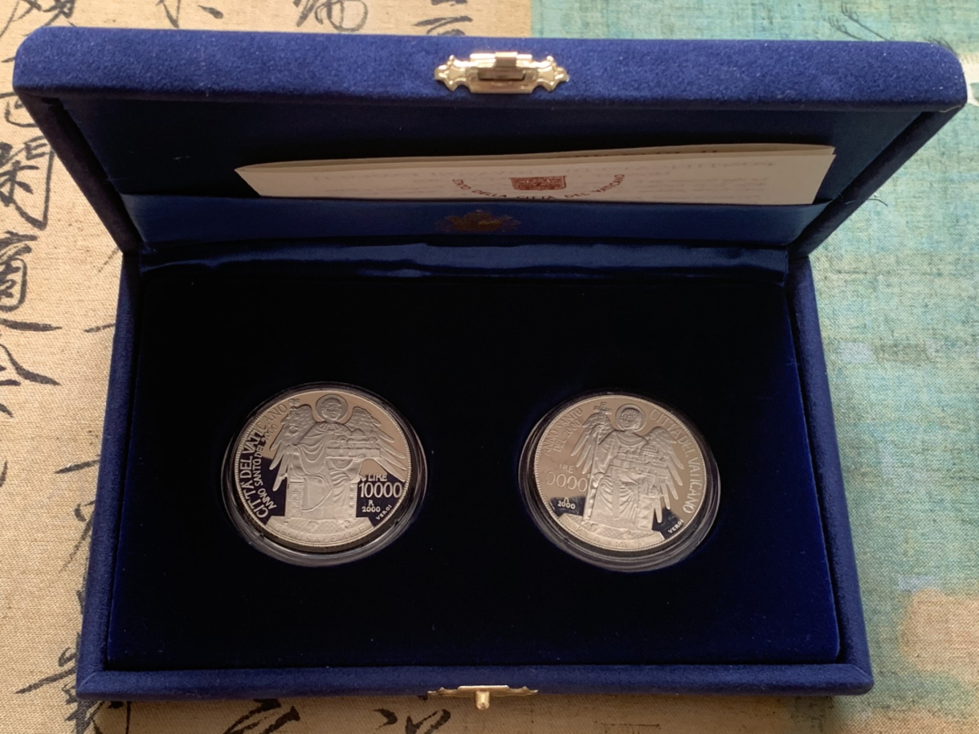 《竞宝斋》第82场-本周日，周一，周四3场拍卖（全场不限金额包邮） 原盒证书 梵蒂冈2000年 迎接千禧年10000里拉一对 精制银币 22克/枚 非常稀少