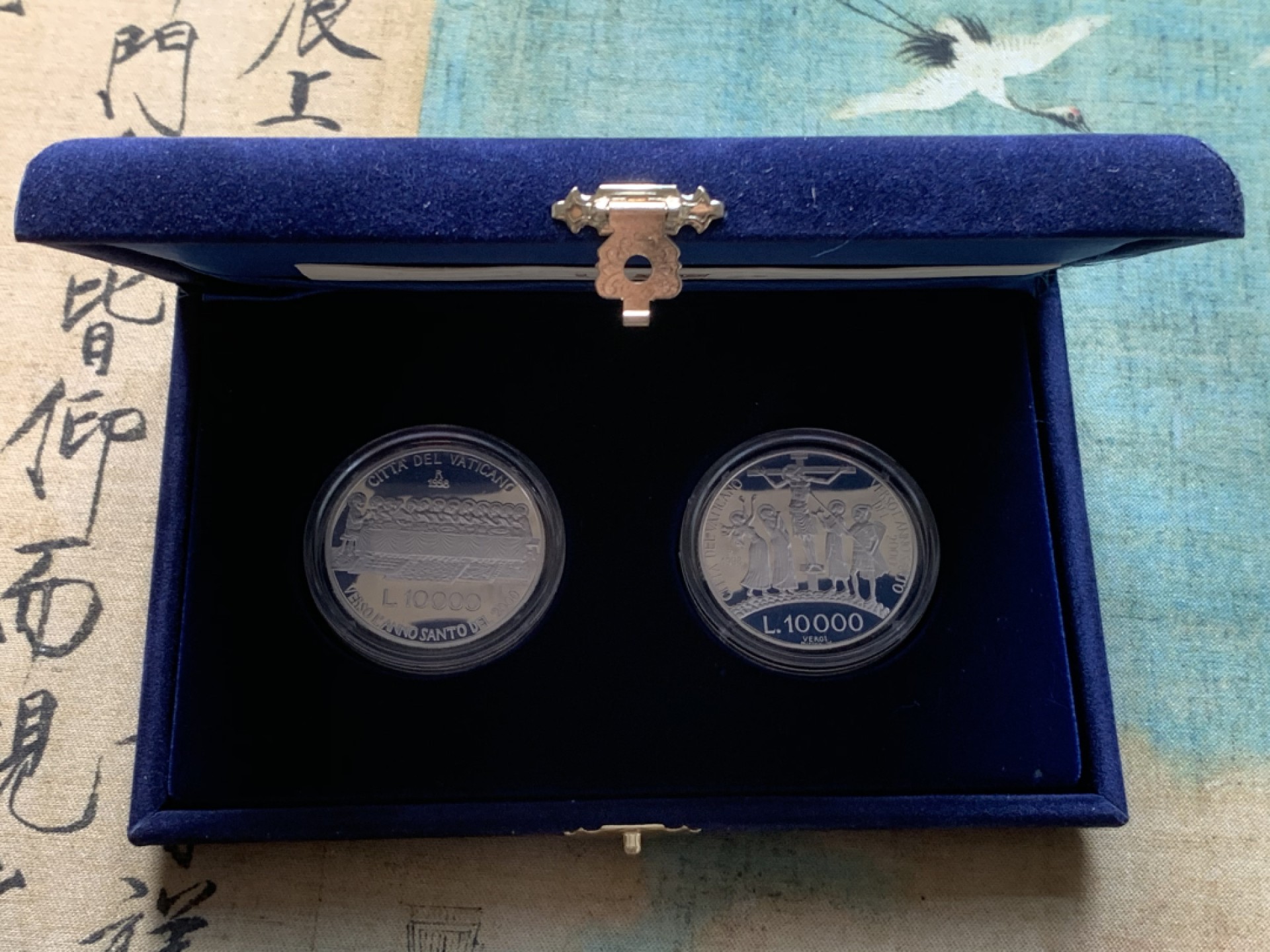 《竞宝斋》第82场-本周日，周一，周四3场拍卖（全场不限金额包邮） 原盒证书 梵蒂冈1998年 迎接千禧年10000里拉一对 精制银币 22克/枚 非常稀少