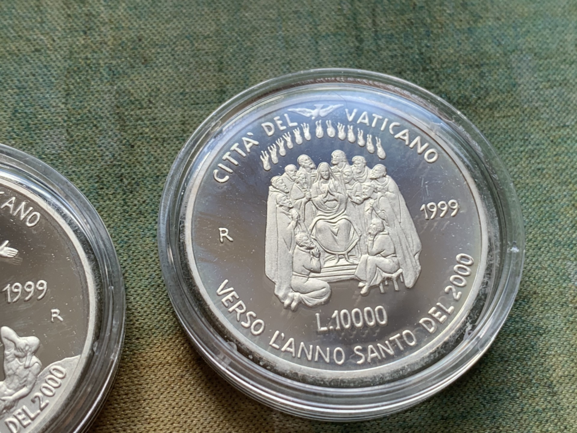 《竞宝斋》第82场-本周日，周一，周四3场拍卖（全场不限金额包邮） 原盒证书 梵蒂冈1999年 迎接千禧年10000里拉一对 精制银币 22克/枚 非常稀少