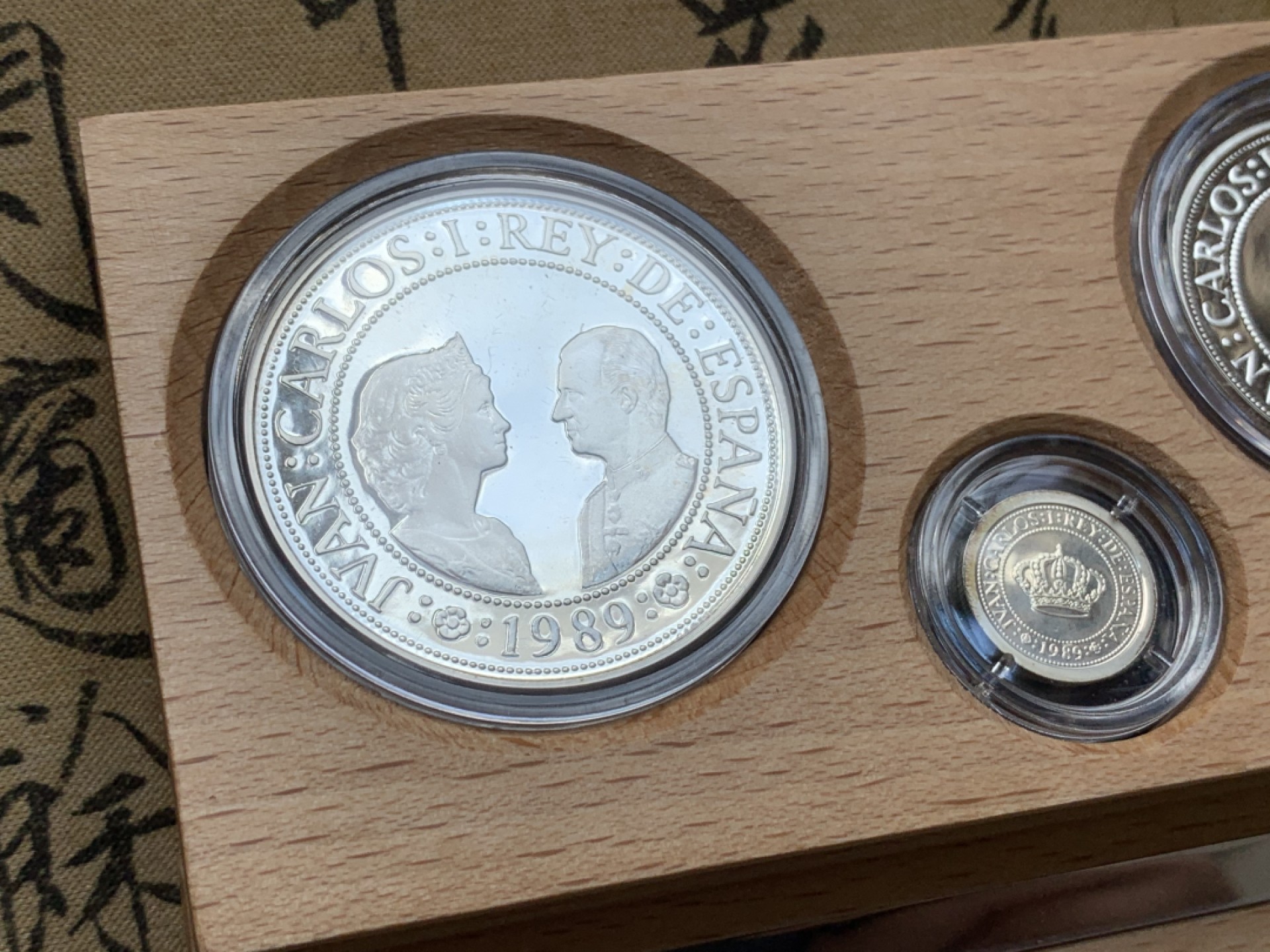 《竞宝斋》第82场-本周日，周一，周四3场拍卖（全场不限金额包邮） 925银 币重49.3克 原盒证书 西班牙1989年 五百周年纪念5枚套 精制银币（木盒上镶银色条的是精制）