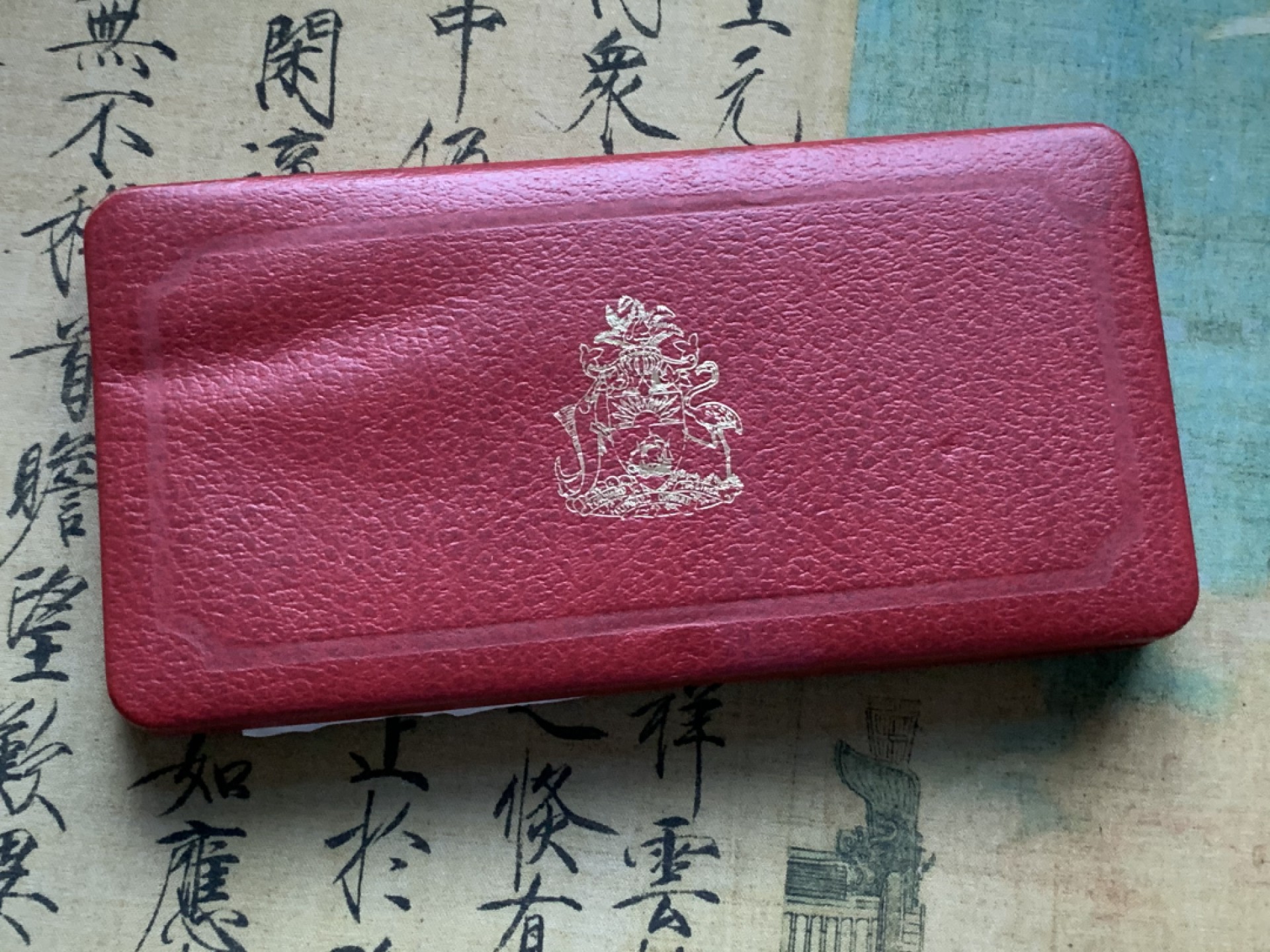 《竞宝斋》第82场-本周日，周一，周四3场拍卖（全场不限金额包邮） 原盒证书巴哈马1974年9枚套精制币 4枚大的是银币 总银子重102克 盒子有点损伤 如图