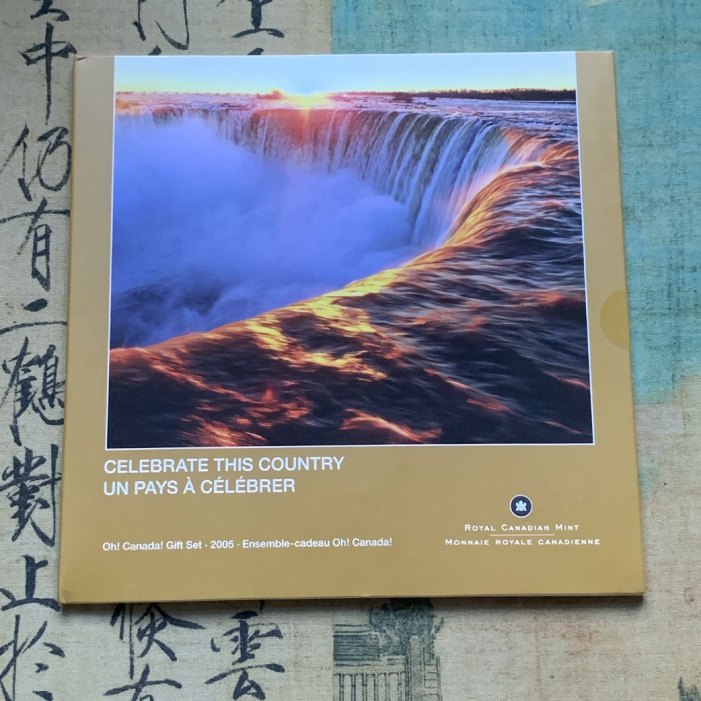 《竞宝斋》第82场-本周日，周一，周四3场拍卖（全场不限金额包邮） 卡装三套一起 加拿大 2005年 七枚装套币 最大面试2加元双色 最后一组了