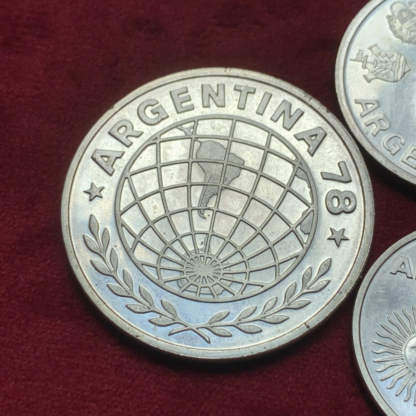 《竞宝斋》第82场-本周日，周一，周四3场拍卖（全场不限金额包邮） 阿根廷1978年世界杯银币1000/2000/3000比索三枚一组 BU品