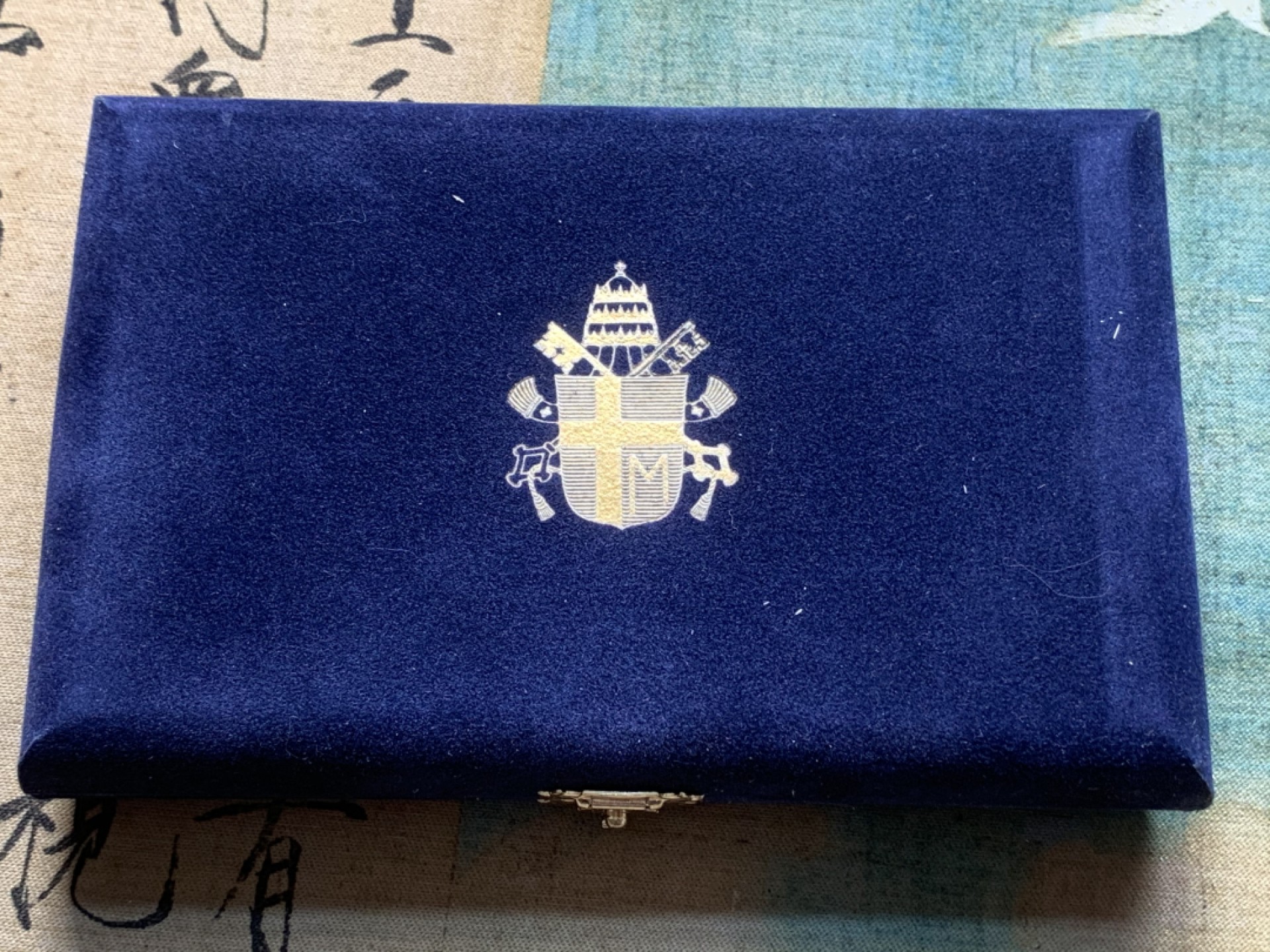 《竞宝斋》第82场-本周日，周一，周四3场拍卖（全场不限金额包邮） 原盒证书 梵蒂冈1998年 迎接千禧年10000里拉一对 精制银币 22克/枚 非常稀少