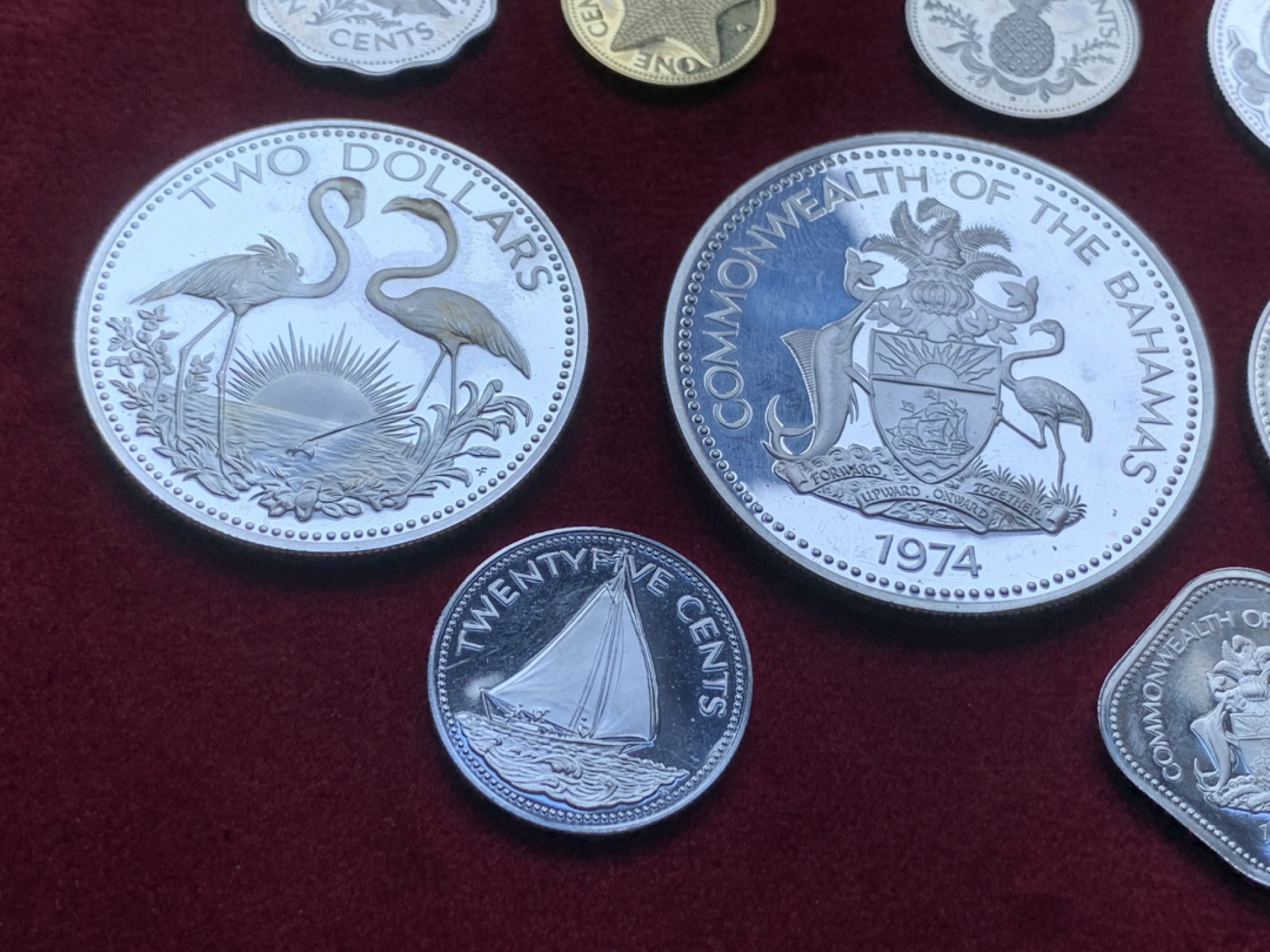 《竞宝斋》第82场-本周日，周一，周四3场拍卖（全场不限金额包邮） 原盒证书巴哈马1974年9枚套精制币 4枚大的是银币 总银子重102克 盒子有点损伤 如图