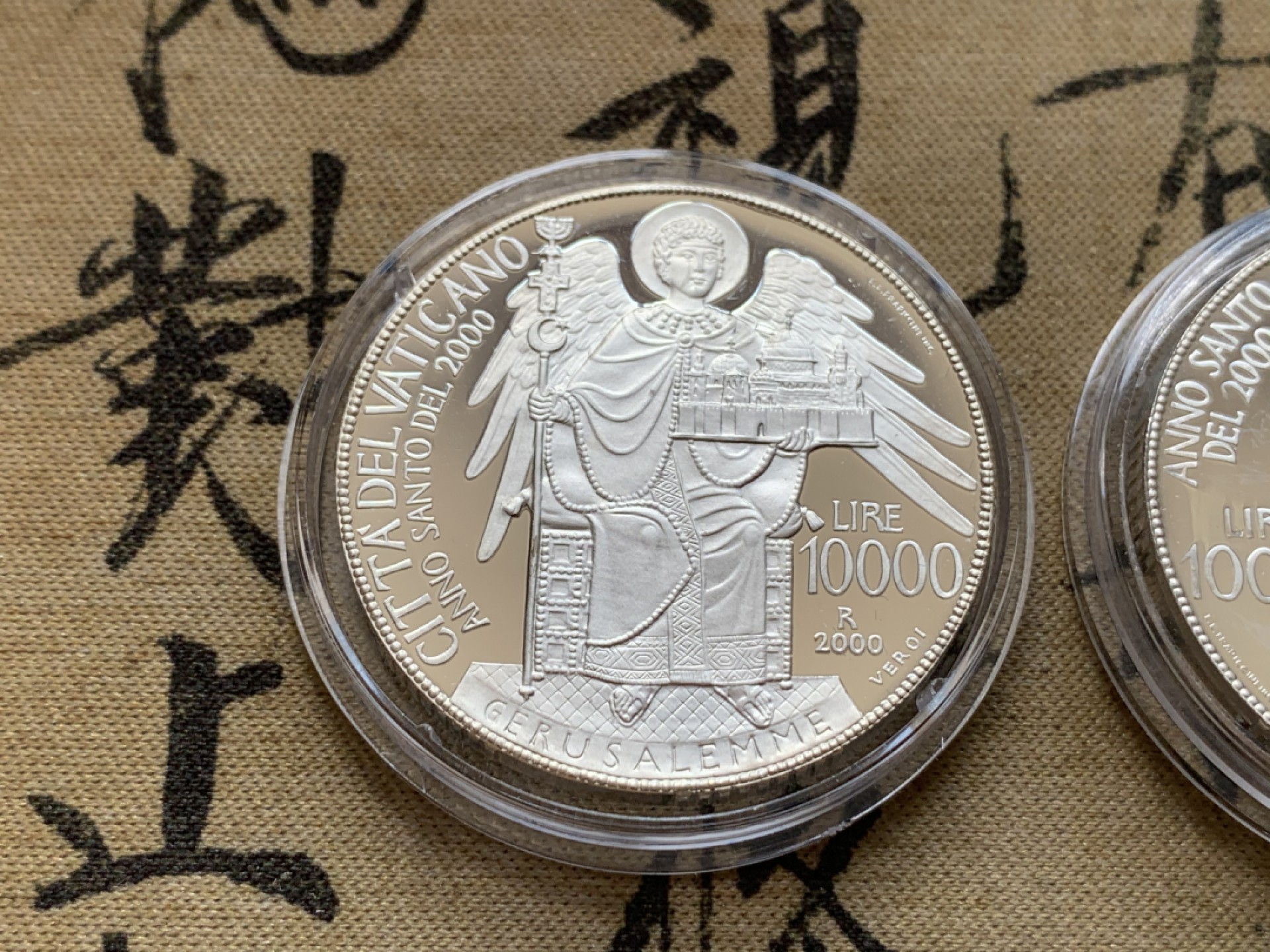 《竞宝斋》第82场-本周日，周一，周四3场拍卖（全场不限金额包邮） 原盒证书 梵蒂冈2000年 迎接千禧年10000里拉一对 精制银币 22克/枚 非常稀少