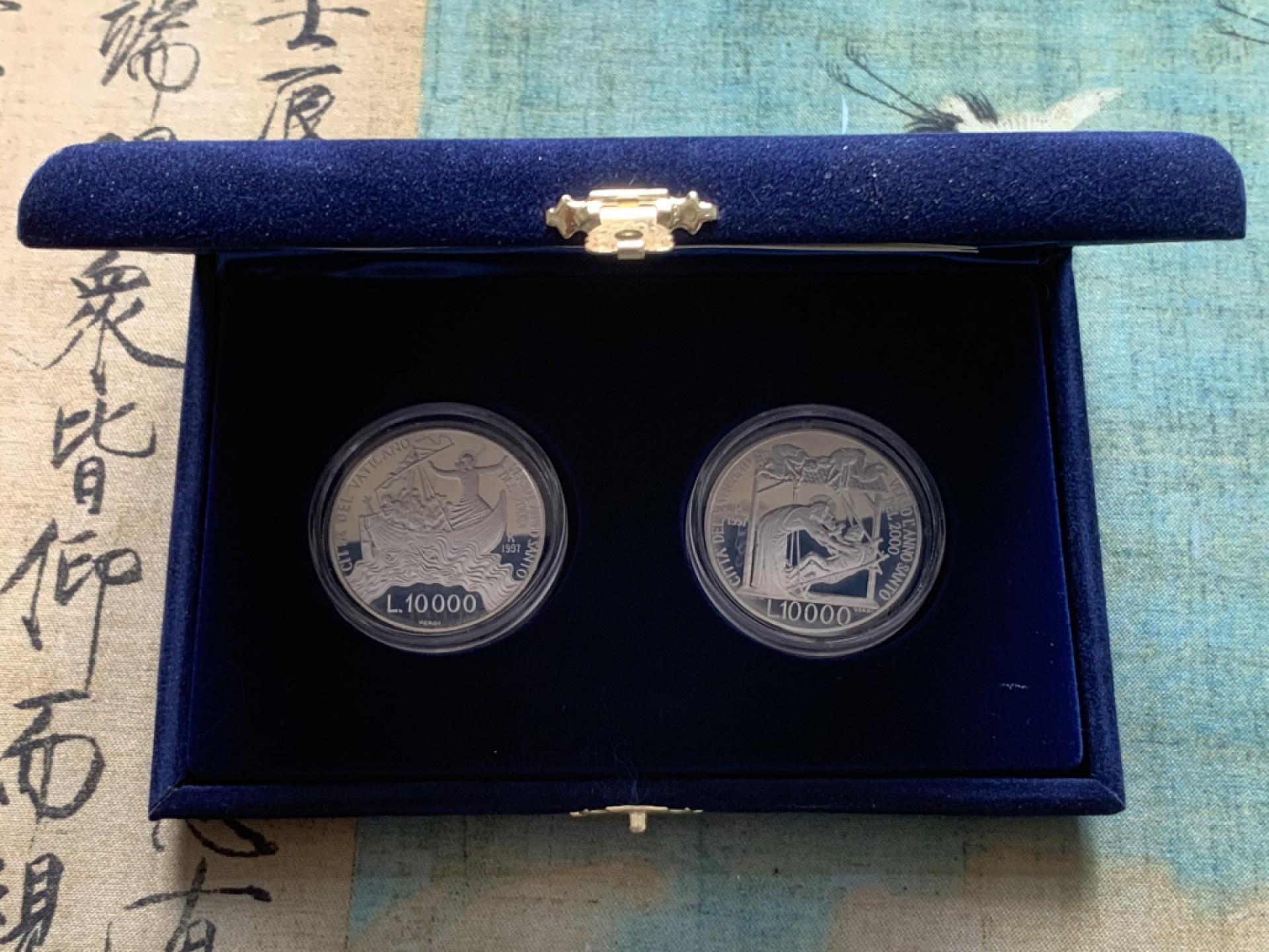 《竞宝斋》第82场-本周日，周一，周四3场拍卖（全场不限金额包邮） 原盒证书 梵蒂冈1997年 迎接千禧年10000里拉一对 精制银币 22克/枚 非常稀少