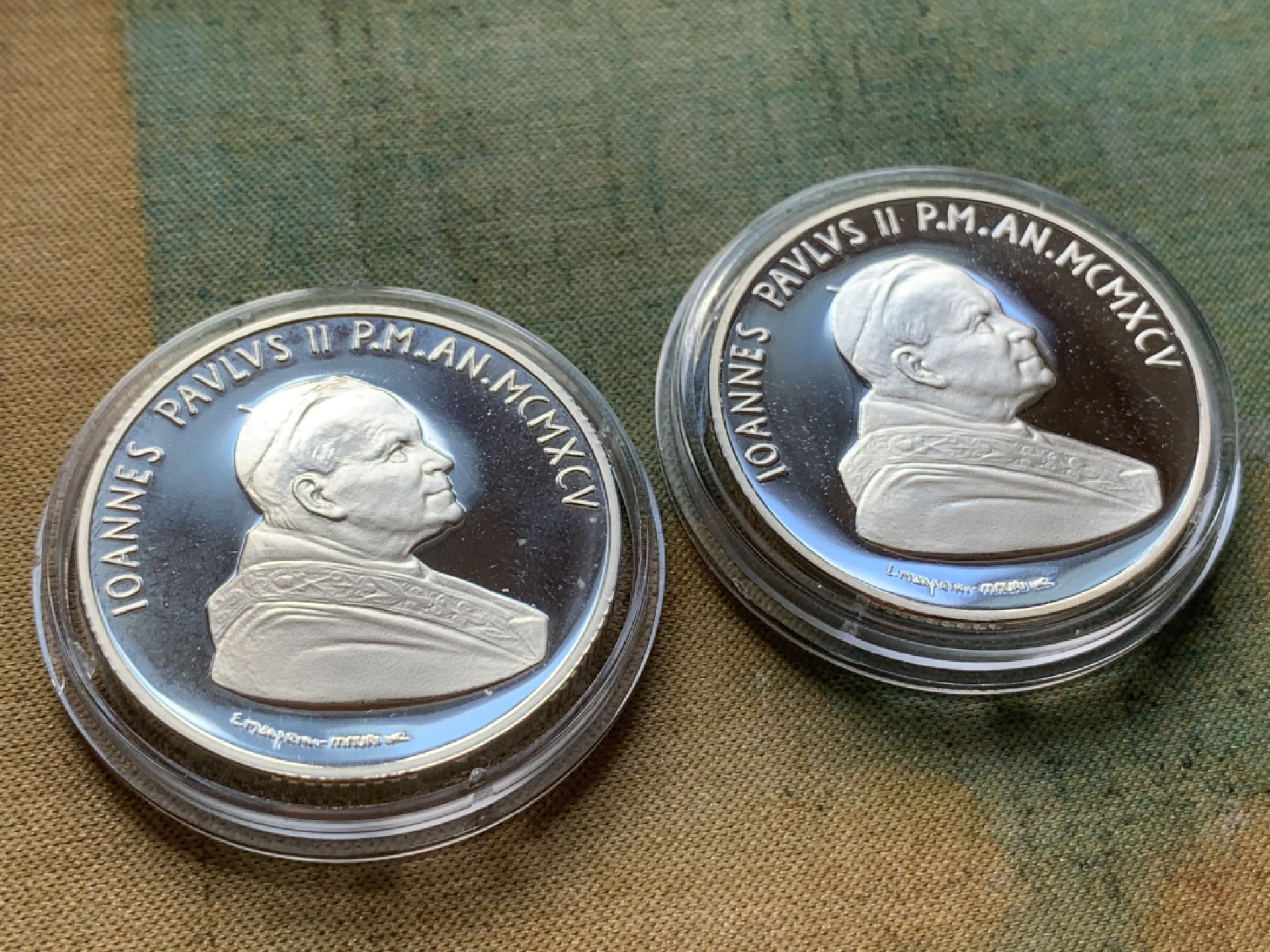 《竞宝斋》第82场-本周日，周一，周四3场拍卖（全场不限金额包邮） 原盒证书 梵蒂冈1995年 迎接千禧年10000里拉一对 精制银币 22克/枚 非常稀少