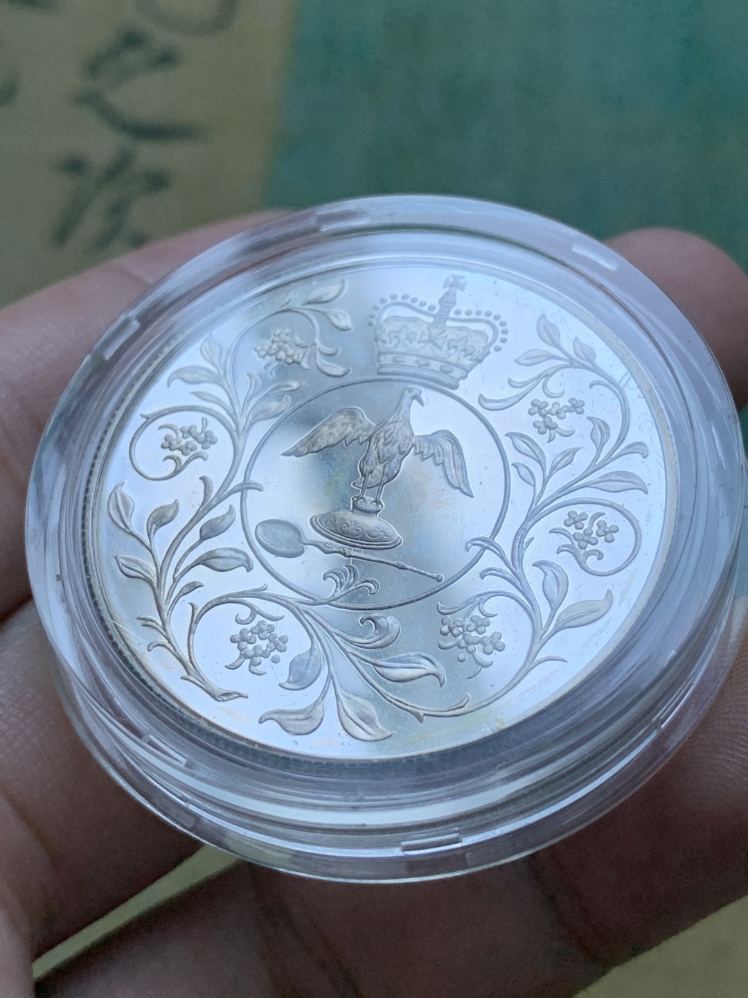 《竞宝斋》第82场-本周日，周一，周四3场拍卖（全场不限金额包邮） 原盒 英国 1977年 女王登基25周年 精制克朗 大银币 盒子有点损伤 如图