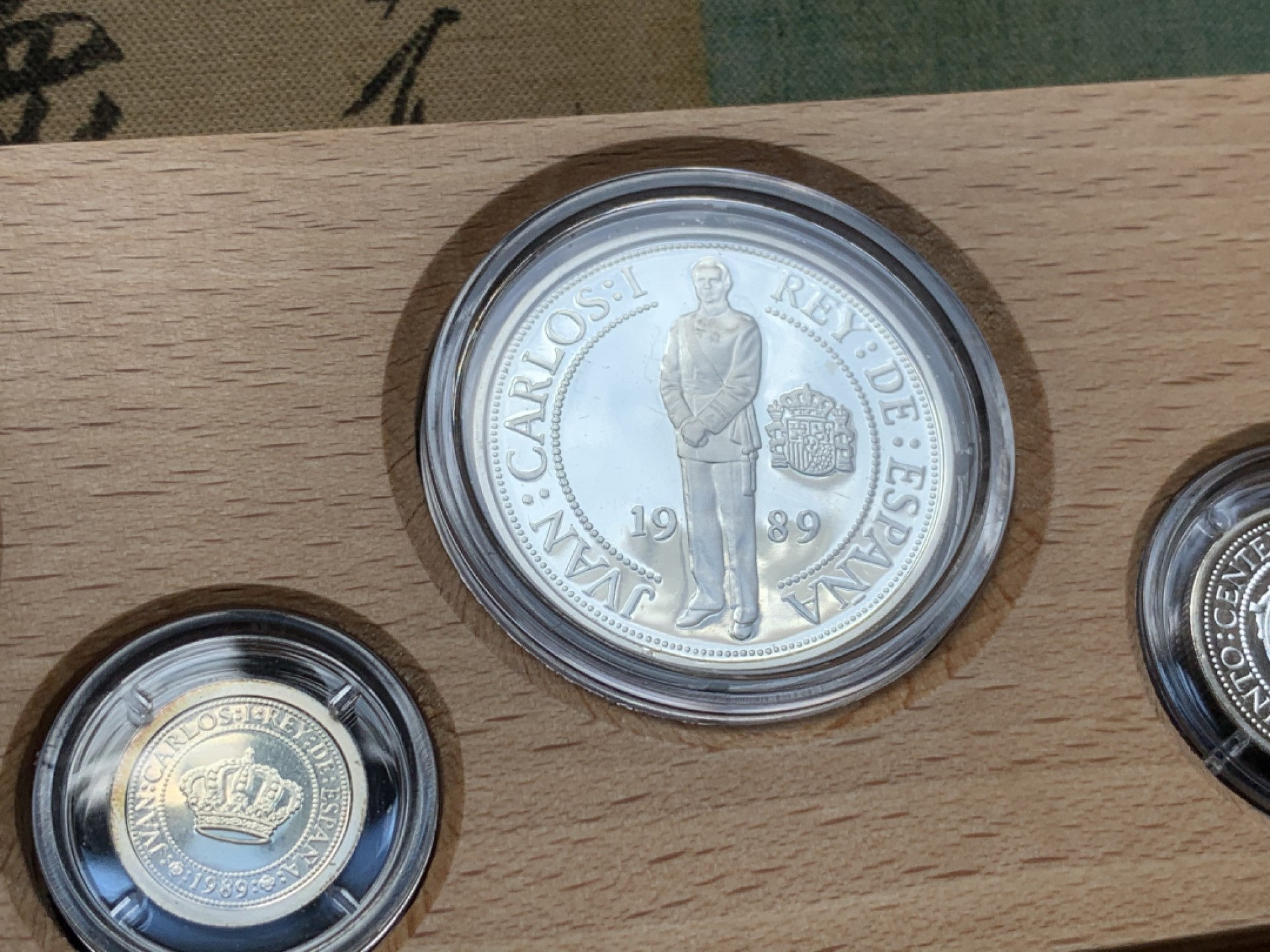 《竞宝斋》第82场-本周日，周一，周四3场拍卖（全场不限金额包邮） 925银 币重49.3克 原盒证书 西班牙1989年 五百周年纪念5枚套 精制银币（木盒上镶银色条的是精制）