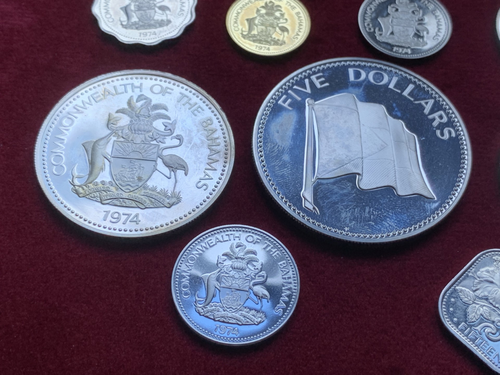 《竞宝斋》第82场-本周日，周一，周四3场拍卖（全场不限金额包邮） 原盒证书巴哈马1974年9枚套精制币 4枚大的是银币 总银子重102克 盒子有点损伤 如图