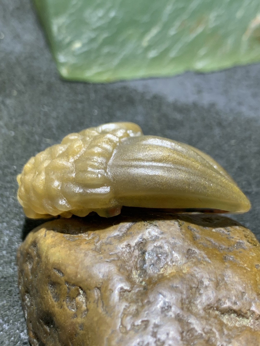 精美亚光金沙草花纹蒙料战国红玛瑙雕刻独霸一方吊坠一个，