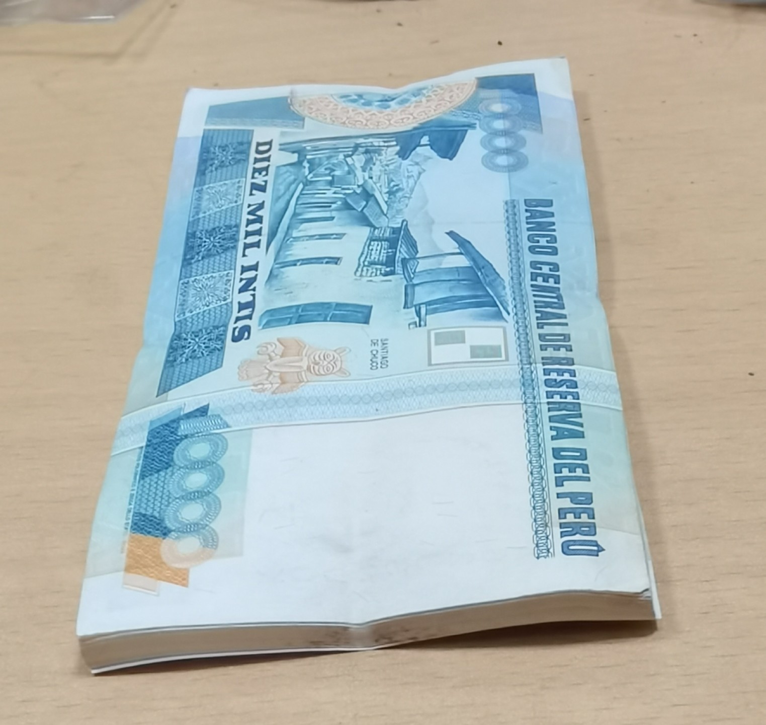 北京马甸外国钱币专卖微拍第八十二期，外国纸币专场，陆续上新，欢迎关注 秘鲁万元钞39张连号品相如图有卷角及银行捆痕