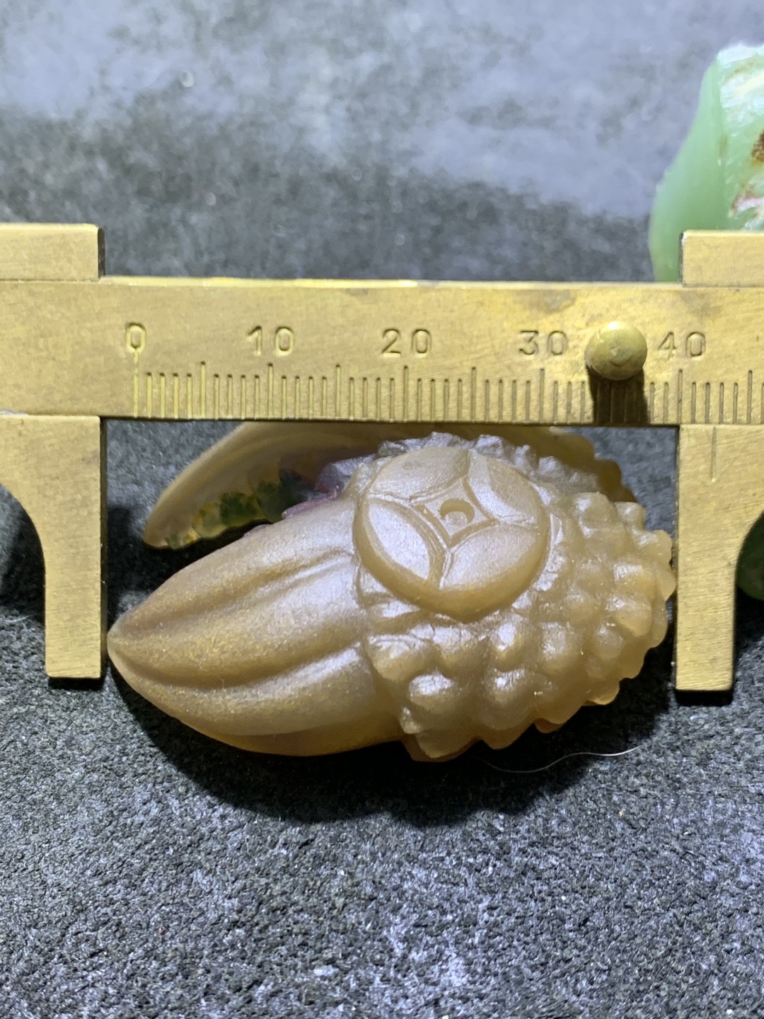 精美亚光金沙草花纹蒙料战国红玛瑙雕刻独霸一方吊坠一个，