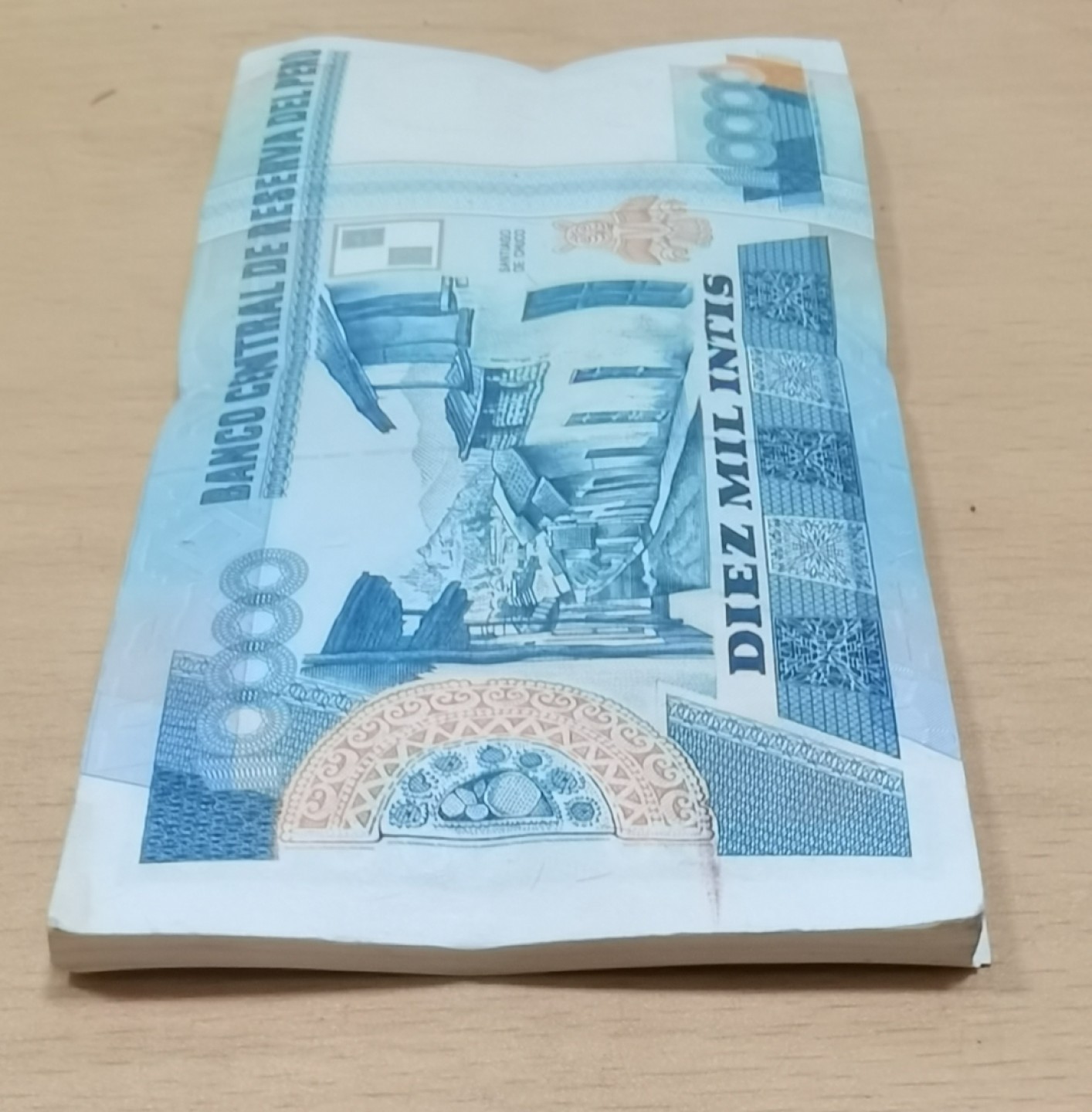 北京马甸外国钱币专卖微拍第八十二期，外国纸币专场，陆续上新，欢迎关注 秘鲁万元钞39张连号品相如图有卷角及银行捆痕