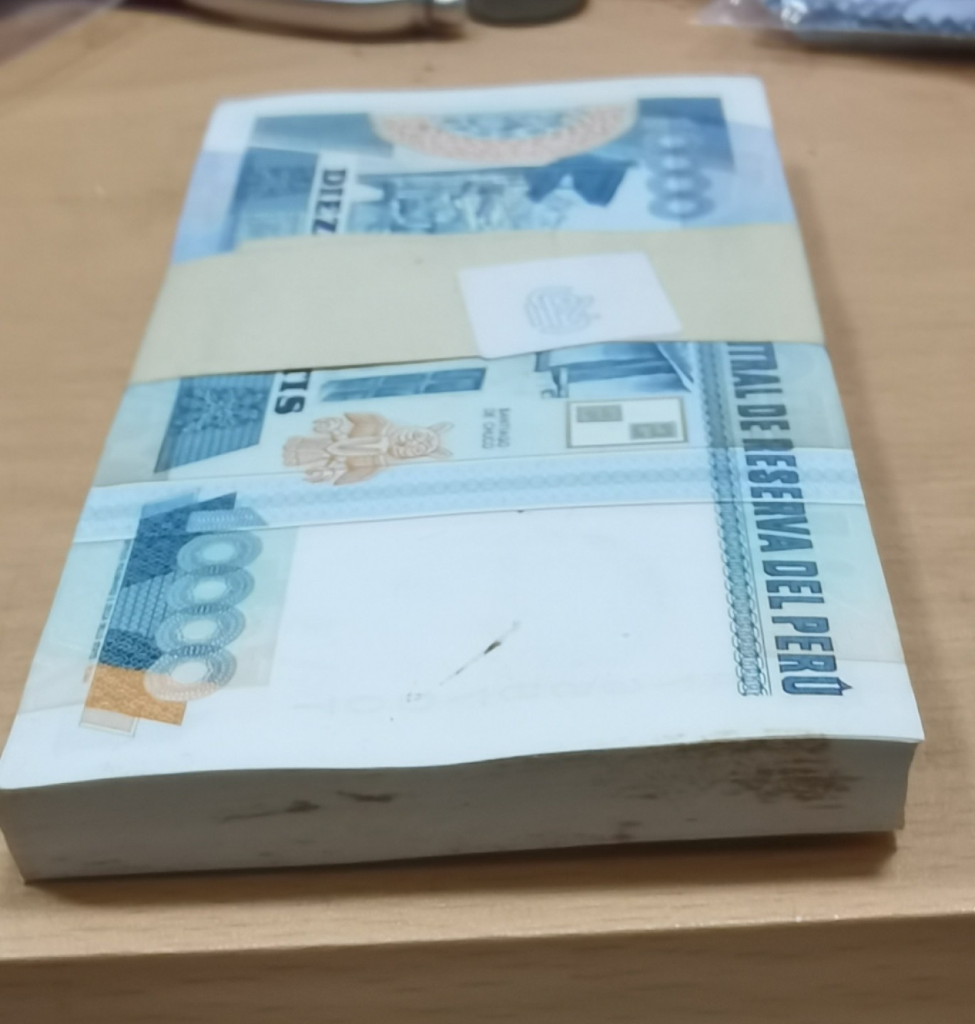 北京马甸外国钱币专卖微拍第八十二期，外国纸币专场，陆续上新，欢迎关注 秘鲁万元大钞百连号全新，侧面及最后一张有黄斑，角稍卷如图