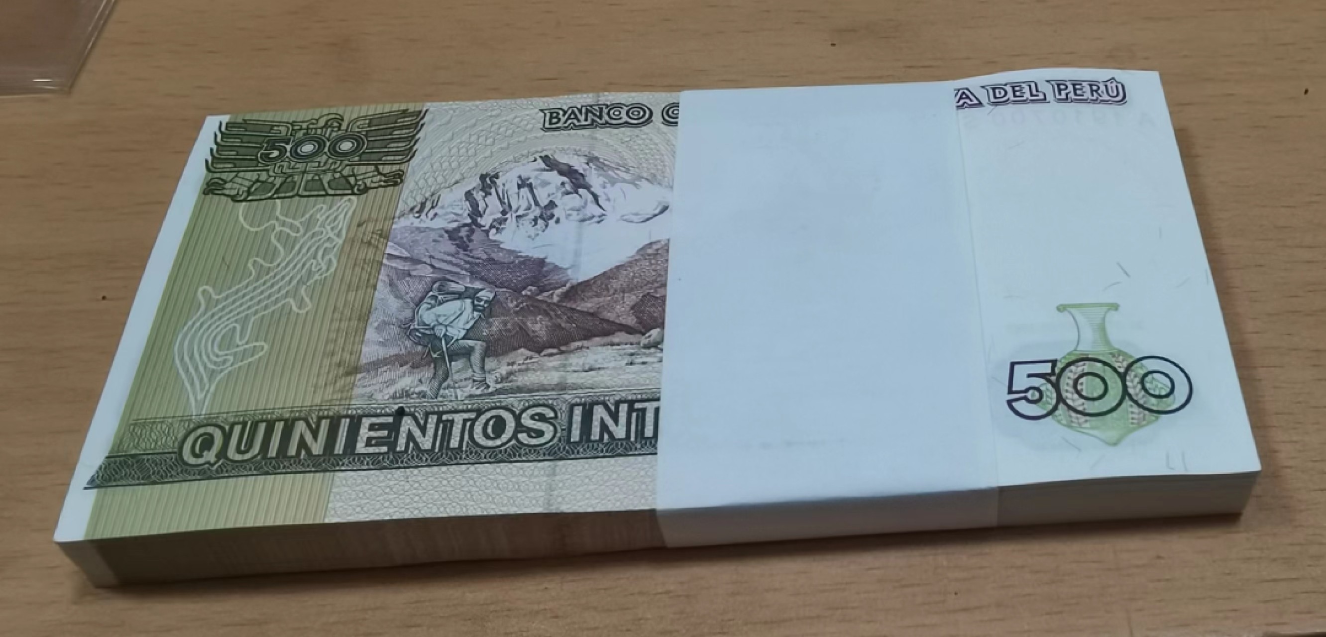 北京马甸外国钱币专卖微拍第八十二期，外国纸币专场，陆续上新，欢迎关注 秘鲁500纸币百连号全新，第一张左下方有一小黄点儿如图