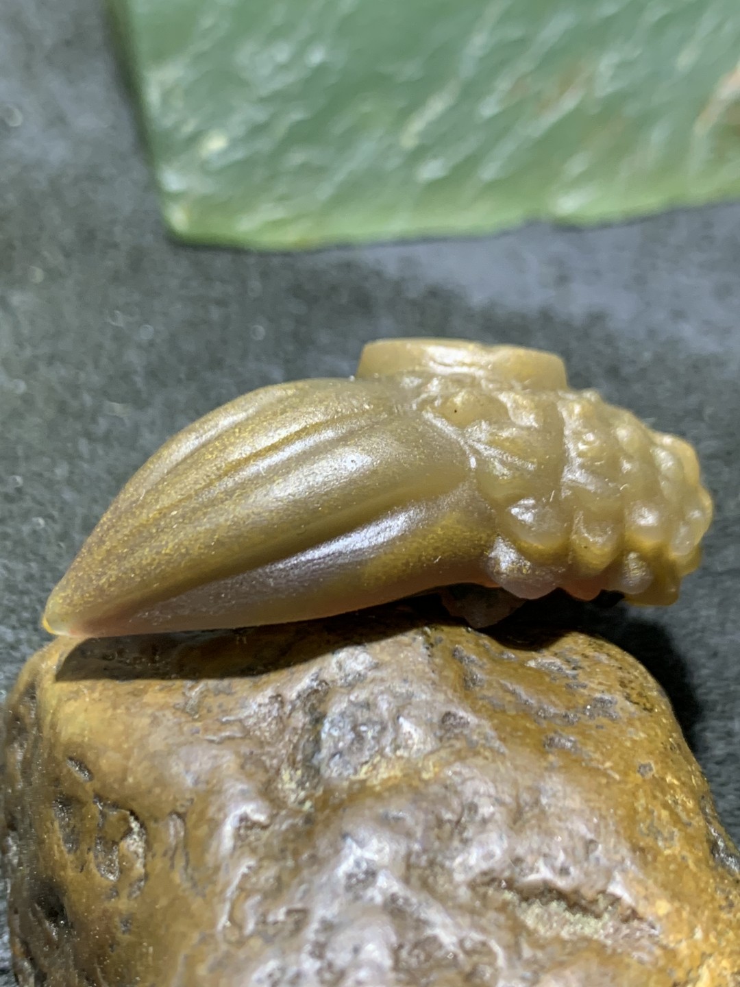 精美亚光金沙草花纹蒙料战国红玛瑙雕刻独霸一方吊坠一个，