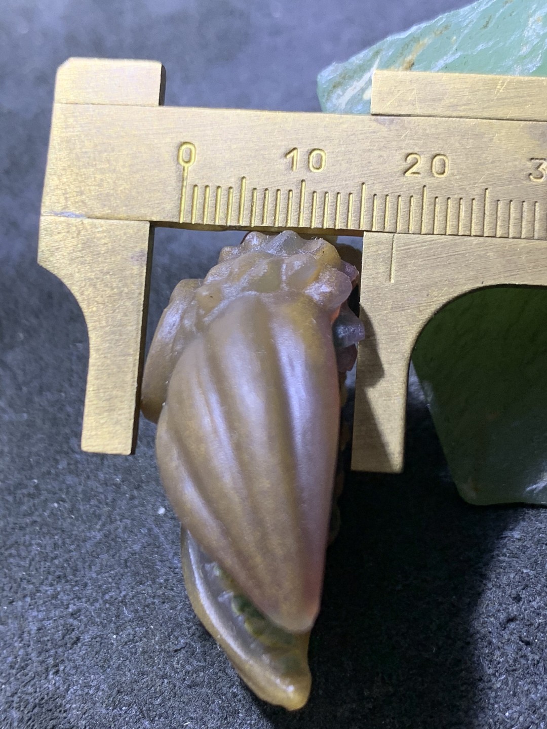 精美亚光金沙草花纹蒙料战国红玛瑙雕刻独霸一方吊坠一个，