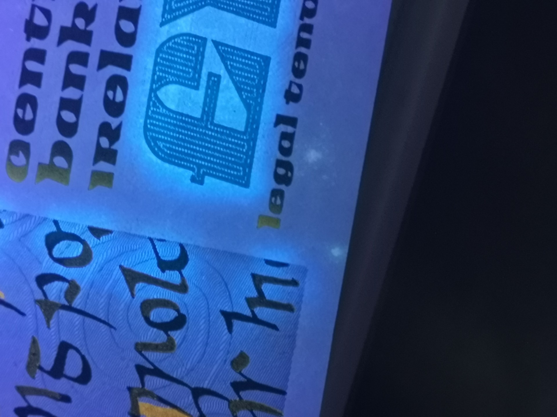 《外钞收藏家》第一百九十四期 1989年爱尔兰1镑 全新有疑似2、3个潮点 