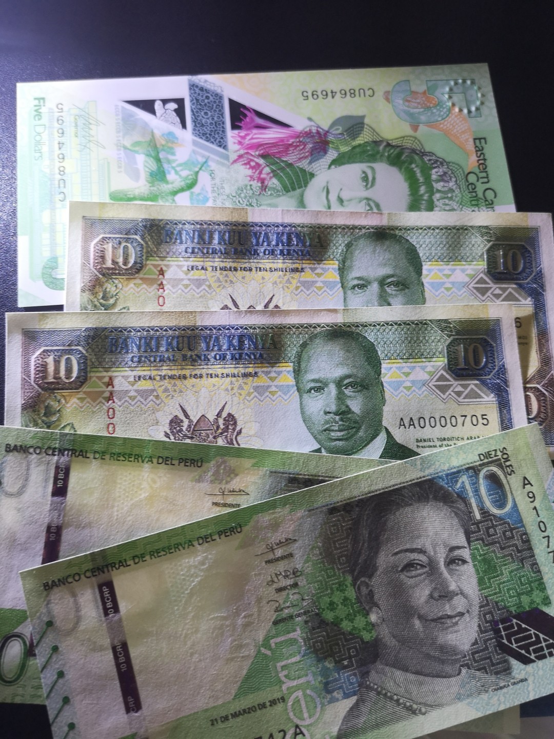 《外钞收藏家》第一百九十四期 秘鲁AA连号两张、肯尼亚百位号连号两张、东加共5张一起 全新UNC