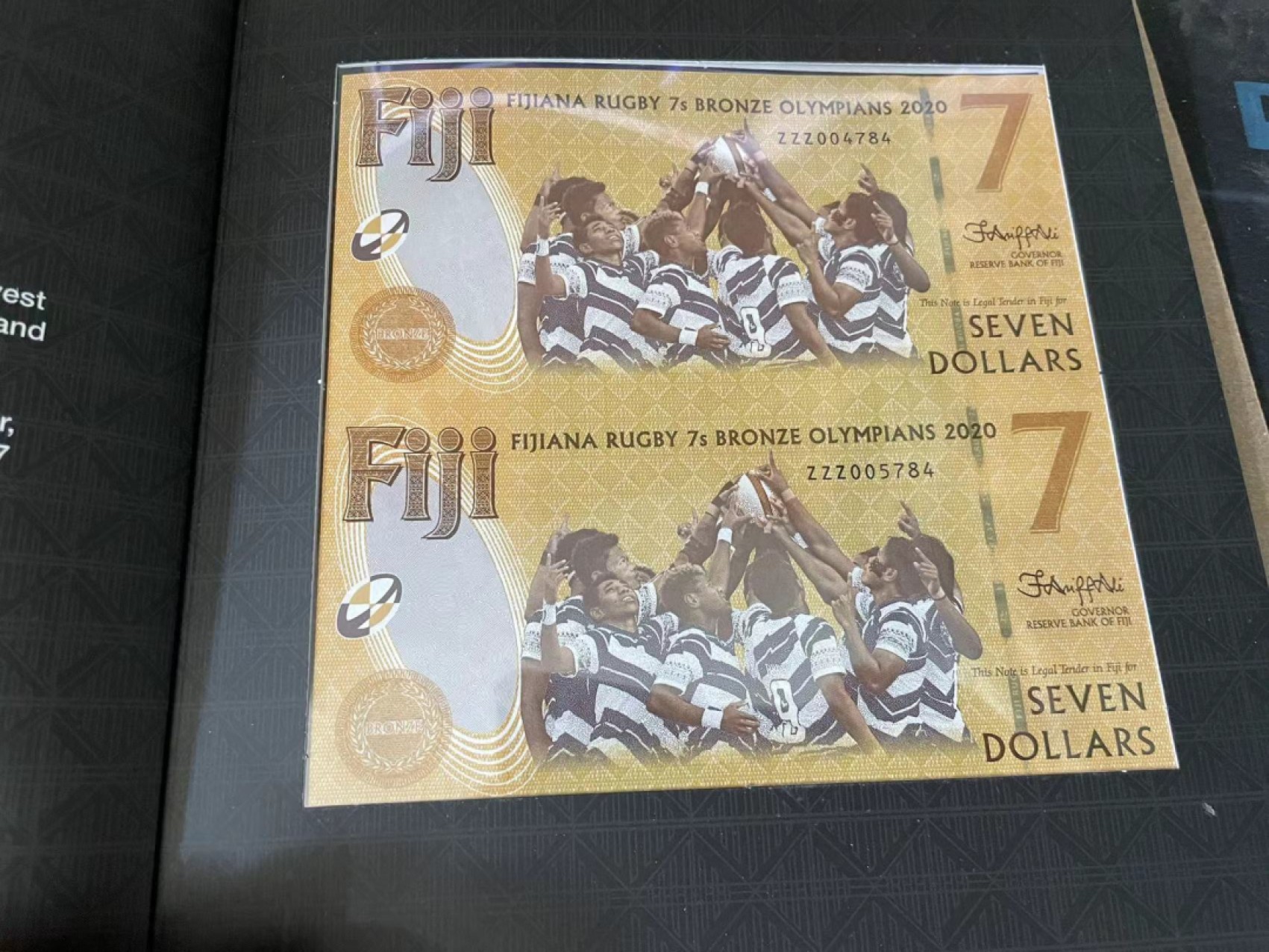 【Blue Auction】✨世界纸币精拍第212期  【原装带册 2连体 ZZZ冠】斐济2020年7元纪念钞 