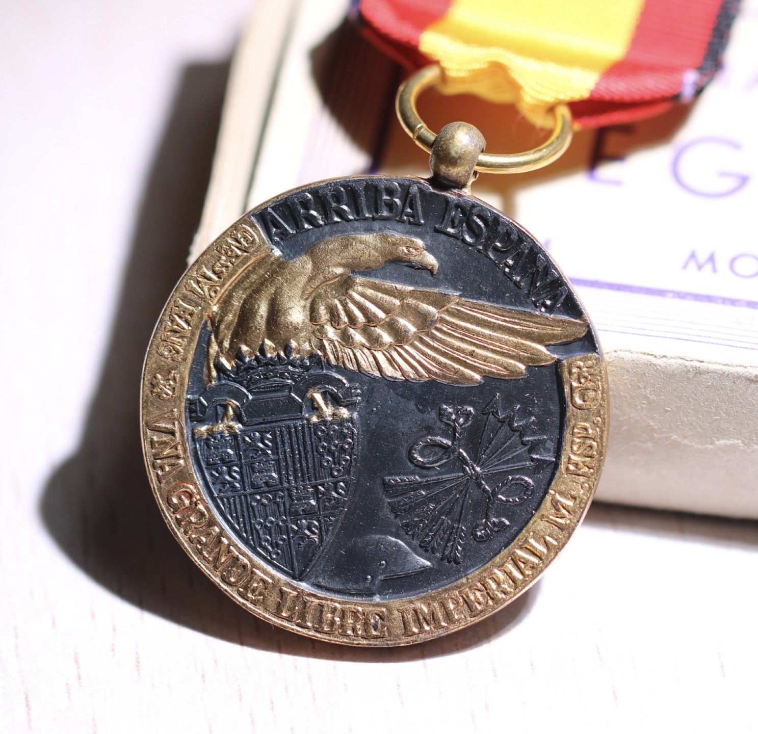 大猫徽章拍卖第199期  牢记历史 热爱和平 西班牙内战奖章，铜质镀金，原盒，原包装油纸，1937年1月26日设立，大部分授予西班牙内战中秃鹫军团和意大利干涉军。奖章极品品相。