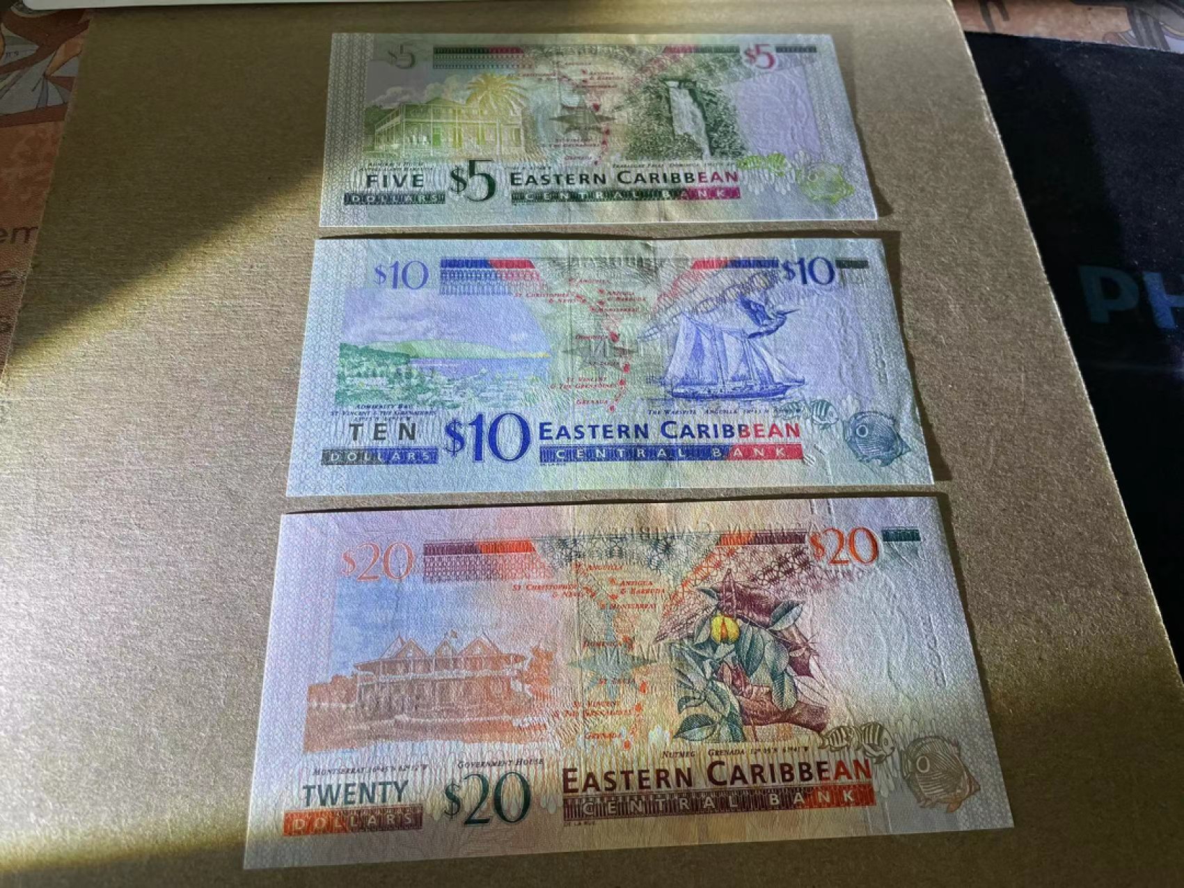 【Blue Auction】✨世界纸币精拍第212期  【一组3张】东加勒比 5-10-20元 全新UNC 女王