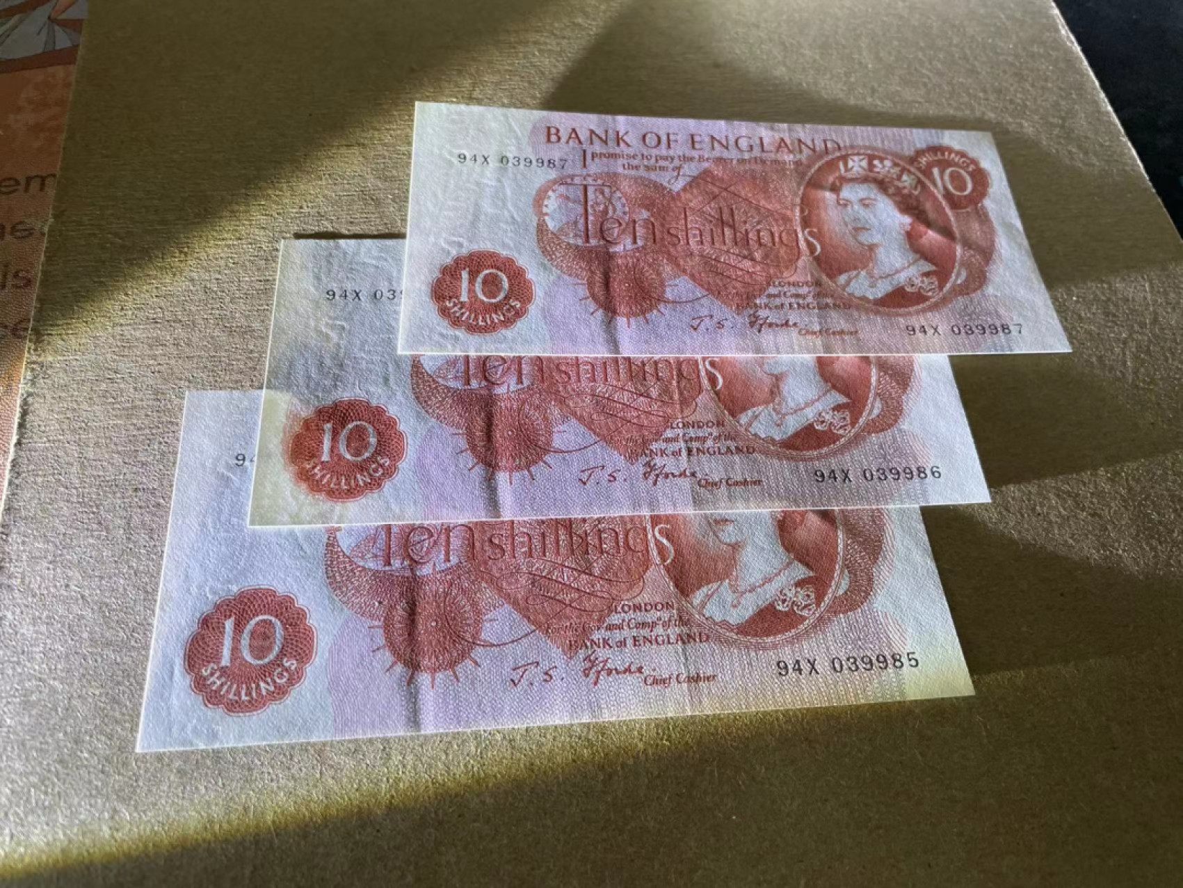 【Blue Auction】✨世界纸币精拍第212期  【一组3张】英国 C序列10先令 品相如图