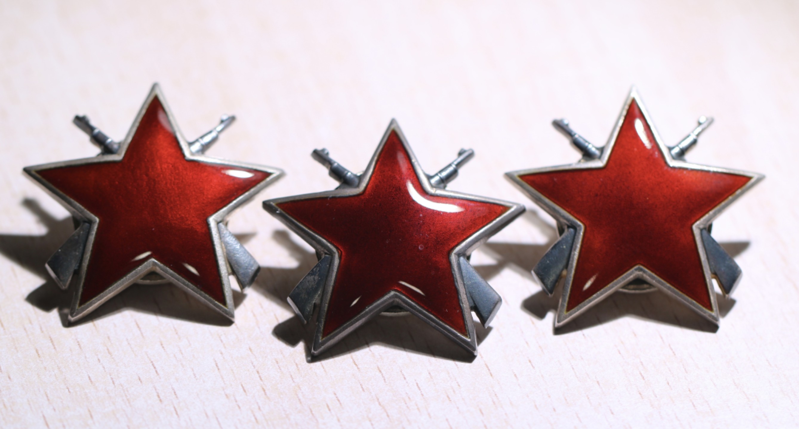 大猫徽章拍卖第199期  南斯拉夫三级游击队之星勋章一组 银质全品 