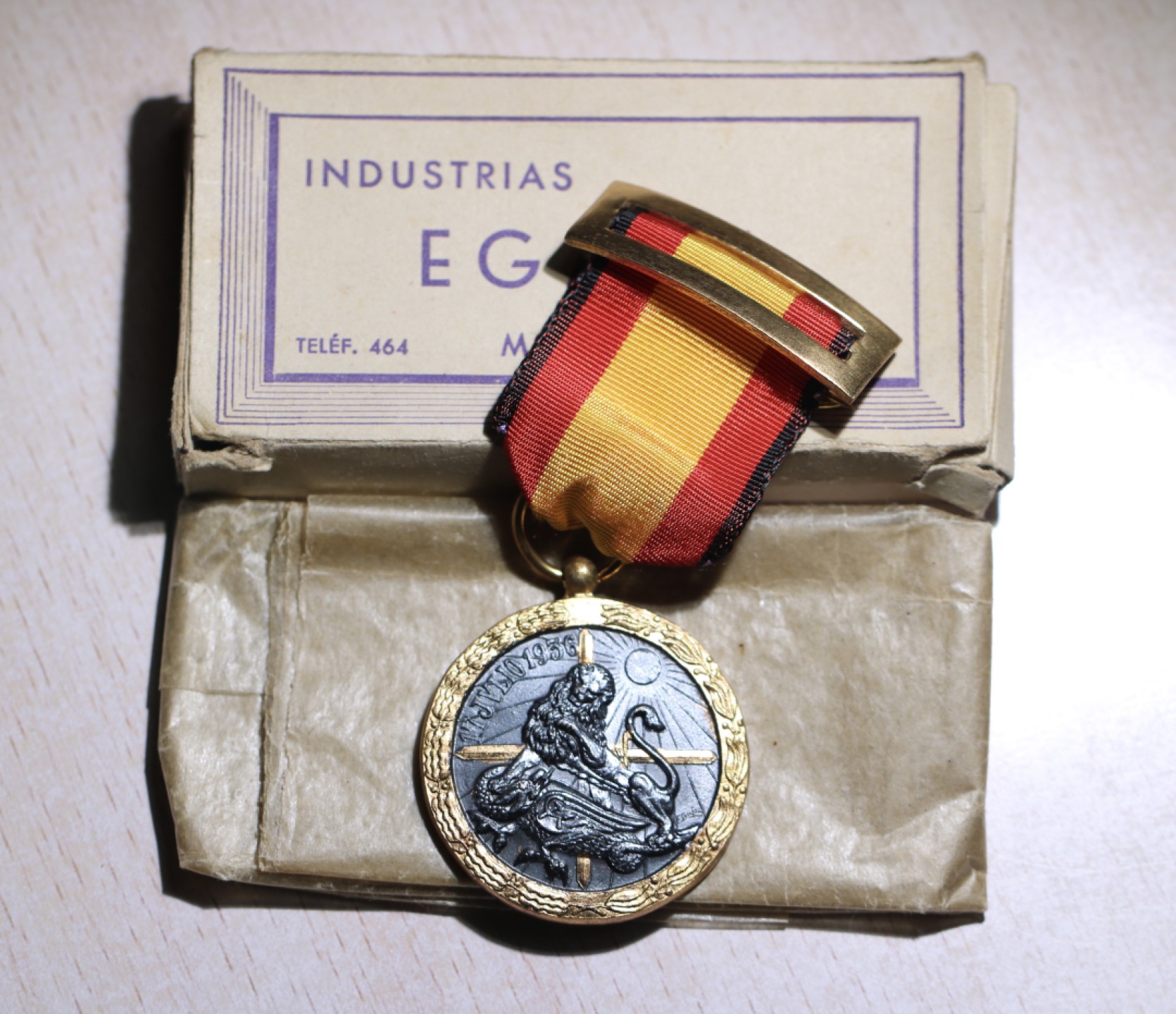 大猫徽章拍卖第199期  牢记历史 热爱和平 西班牙内战奖章，铜质镀金，原盒，原包装油纸，1937年1月26日设立，大部分授予西班牙内战中秃鹫军团和意大利干涉军。奖章极品品相。