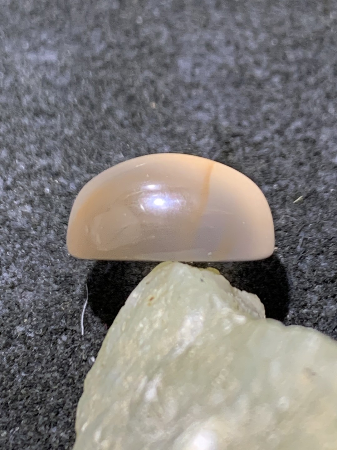精美南红玛瑙荔枝冻飘红戒面一个，