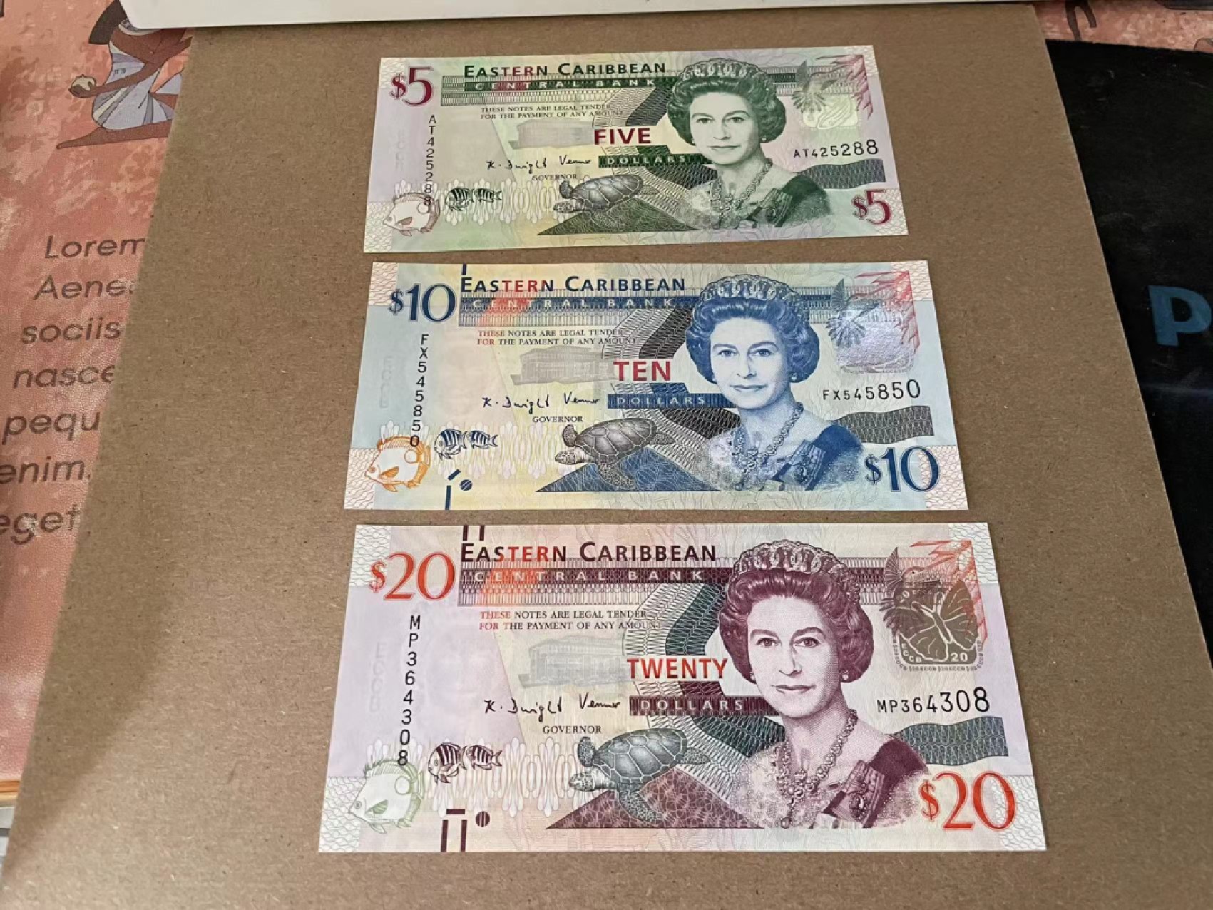 【Blue Auction】✨世界纸币精拍第212期  【一组3张】东加勒比 5-10-20元 全新UNC 女王