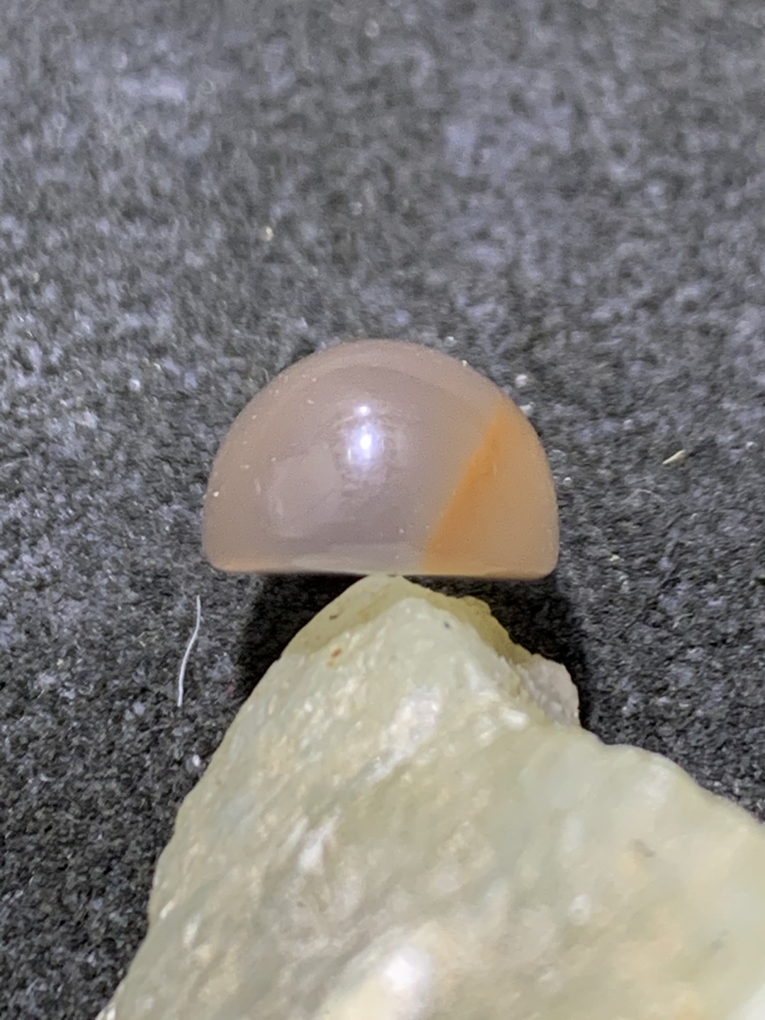 精美南红玛瑙荔枝冻飘红戒面一个，