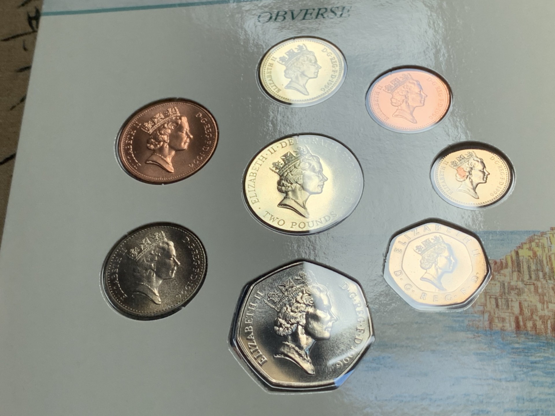 《竞宝斋》第83场-本周日，周一2场连拍（全场不限金额包邮） 英国 1996年 卡装BU套币 欧洲杯年份 套币中比其他年份多了一枚2英镑面值的加厚硬币 以纪念英国夺得欧洲杯 所有硬币均为完全未流通绝美品