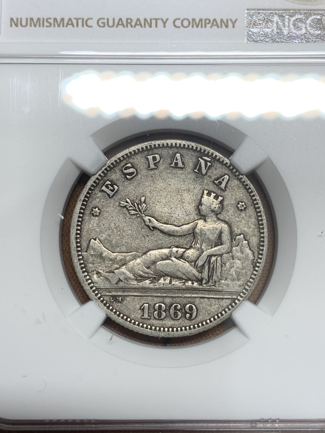 《竞宝斋》第83场-本周日，周一2场连拍（全场不限金额包邮） NGC-XF45 西班牙1869年 坐人拿花 2比塞塔双柱银币 非常稀少的年份 更高分也就个位数