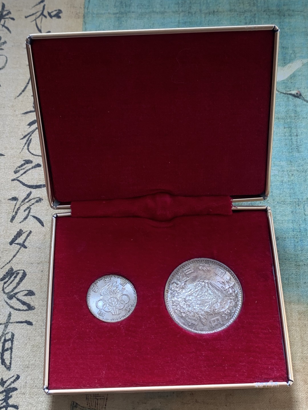 《竞宝斋》第83场-本周日，周一2场连拍（全场不限金额包邮） 1964年日本东京奥运会原盒银币2枚，富士山与樱花 火炬与五环