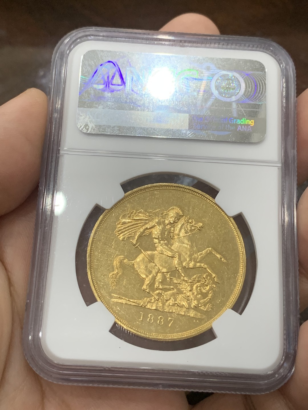 《竞宝斋》第83场-本周日，周一2场连拍（全场不限金额包邮） NGC UNC 原光英国1887年维多利亚高冠马剑5索维林金币，40克大金币，细节完好，整体状态佳，人像非常漂亮