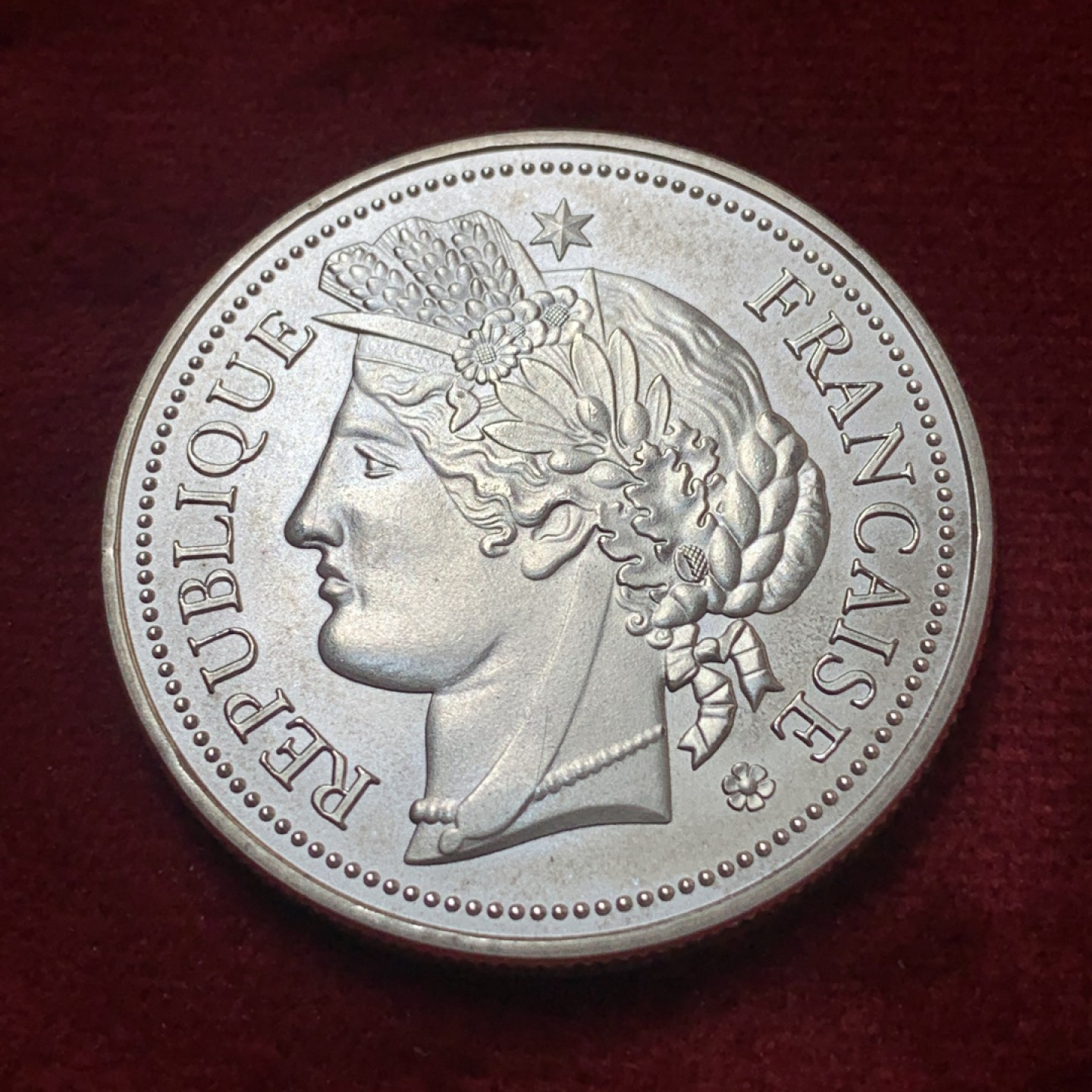 《竞宝斋》第83场-本周日，周一2场连拍（全场不限金额包邮） 法国 章 现代章 材质不明 40mm直径 30.1克 细节见图