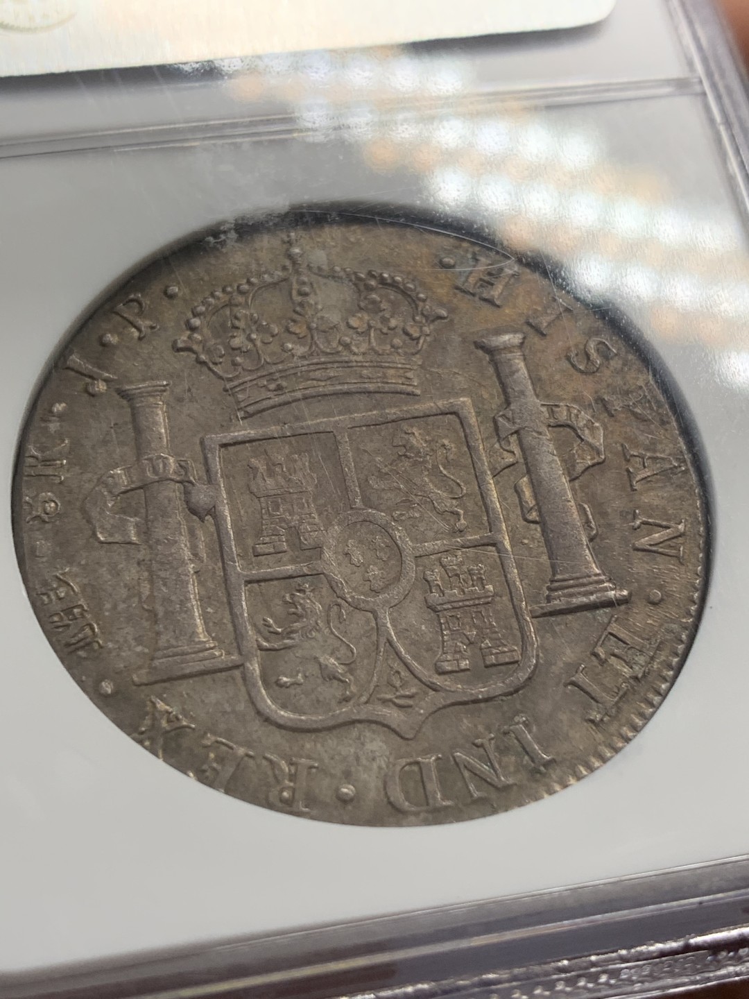 《竞宝斋》第83场-本周日，周一2场连拍（全场不限金额包邮） NGC MS61秘鲁1815 费七双柱8R，深褐色包浆，老盒包装 细节难得