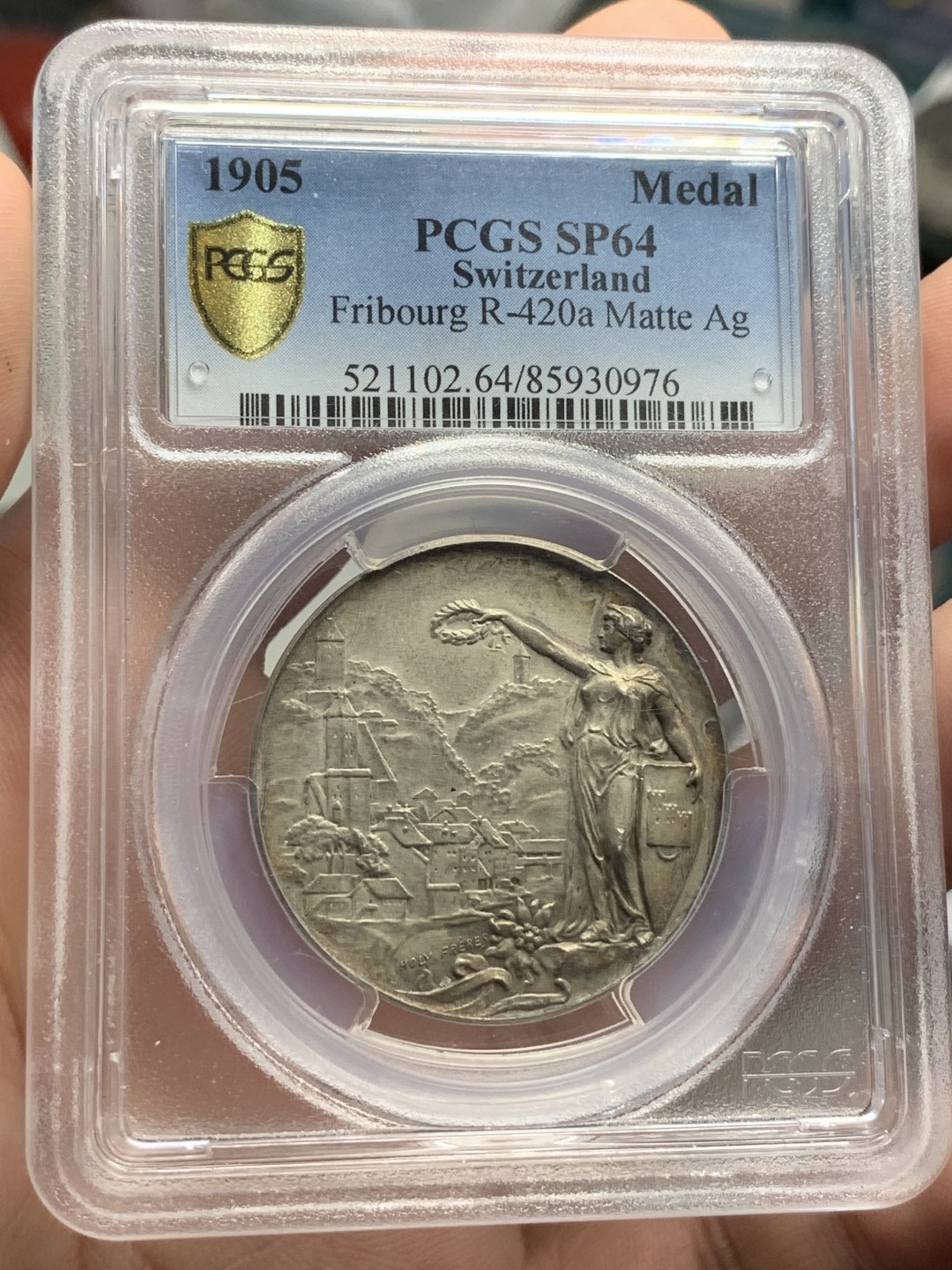 《竞宝斋》第83场-本周日，周一2场连拍（全场不限金额包邮） PCGS SP64 瑞士1905年弗里堡射击节女神城市景观高浮雕银章 精美大气 顶级品相