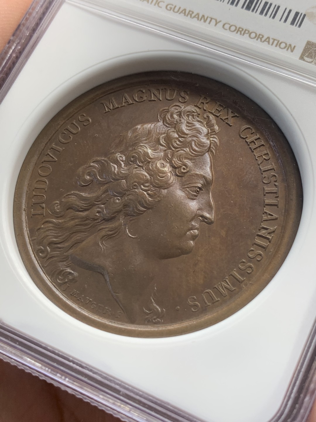 《竞宝斋》第83场-本周日，周一2场连拍（全场不限金额包邮） NGC MS64 法国1683年路易十四萨尔建城纪念高浮雕精美铜章 顶级品相