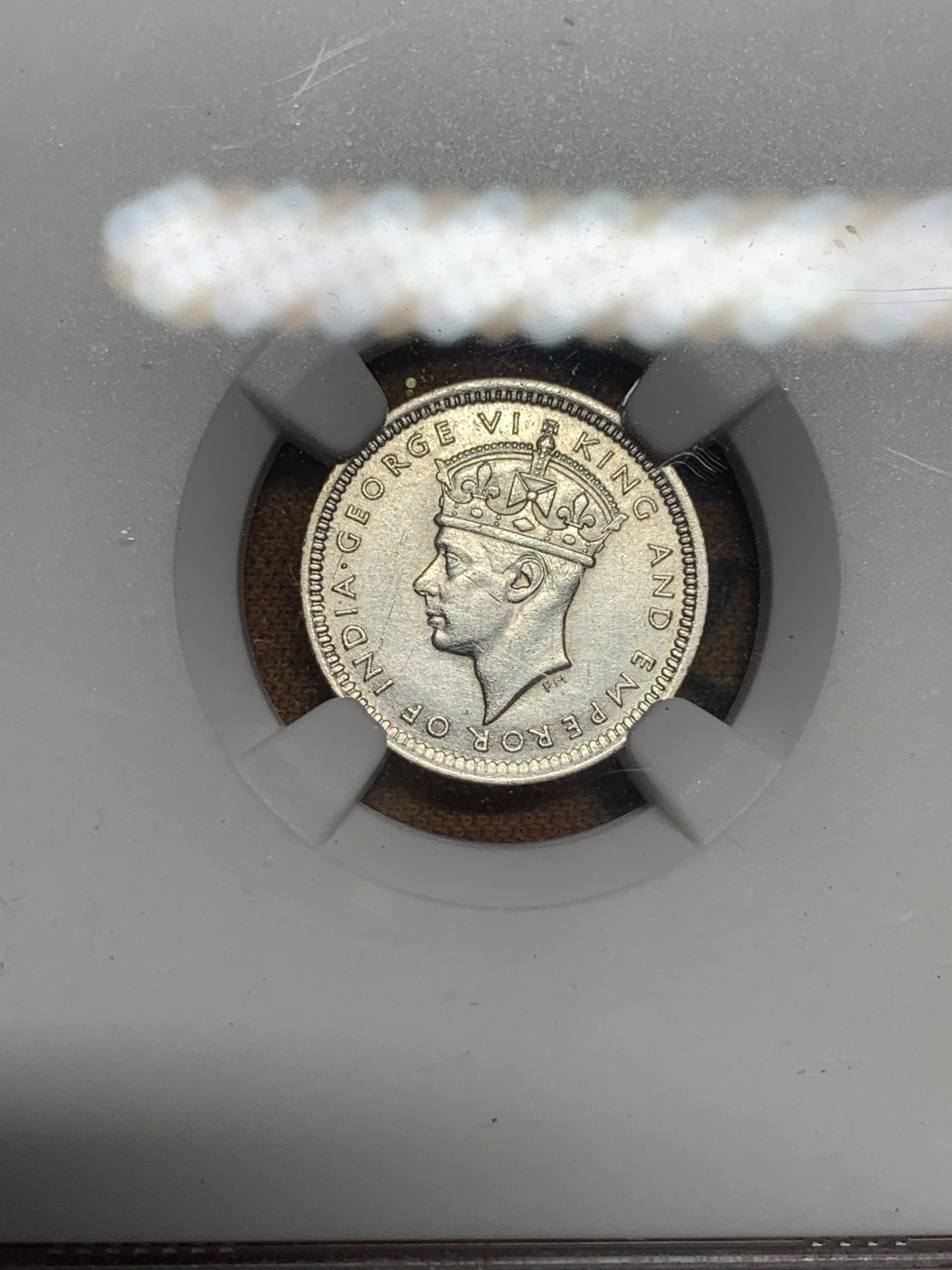 《竞宝斋》第83场-本周日，周一2场连拍（全场不限金额包邮） NGC UNC评级 英属马来亚1943年 乔治六世5分银币