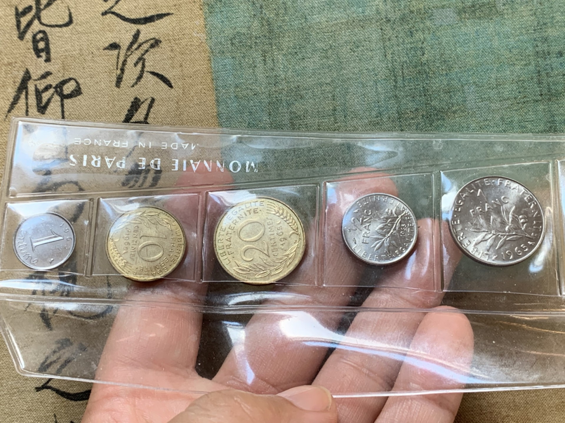 《竞宝斋》第83场-本周日，周一2场连拍（全场不限金额包邮） 法国1965年套币带盒unc品质 内含1生丁、10生丁、20生丁、1/2法郎、1法郎，缺10法郎大力神银币，适合配对