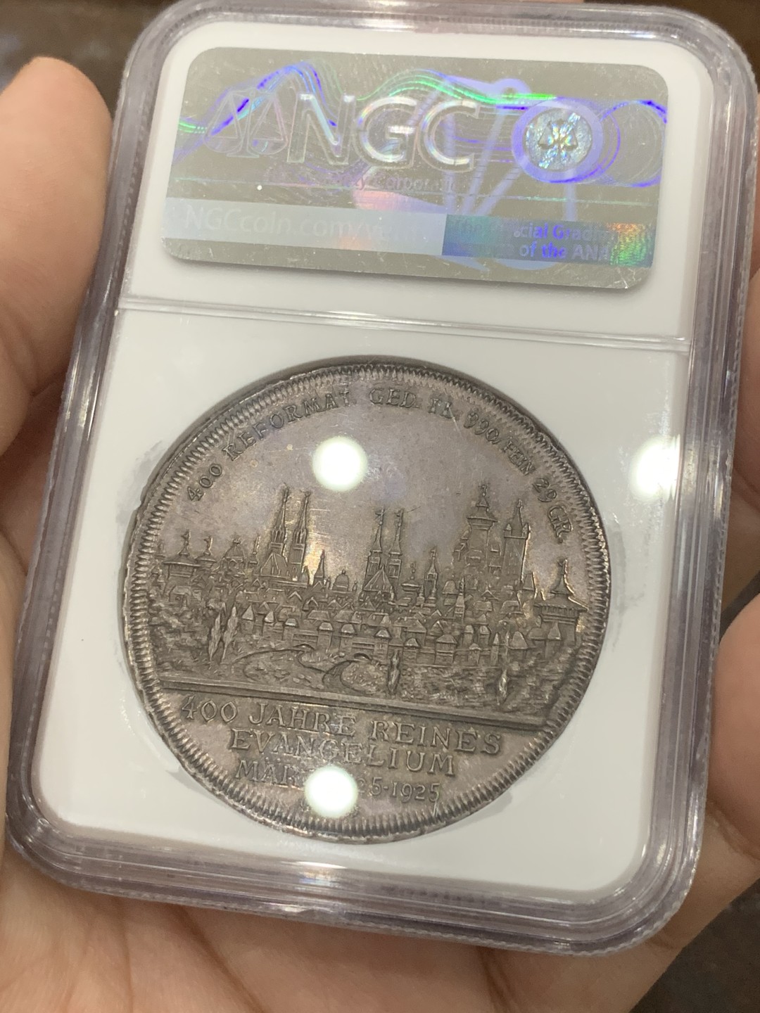 《竞宝斋》第83场-本周日，周一2场连拍（全场不限金额包邮） NGC MS65 1925年德国纽伦堡宗教改革400周年纪念景观大银章 高分紫罗兰炫彩包浆 背面与景观泰勒一脉相承细节爆表 工艺绝佳